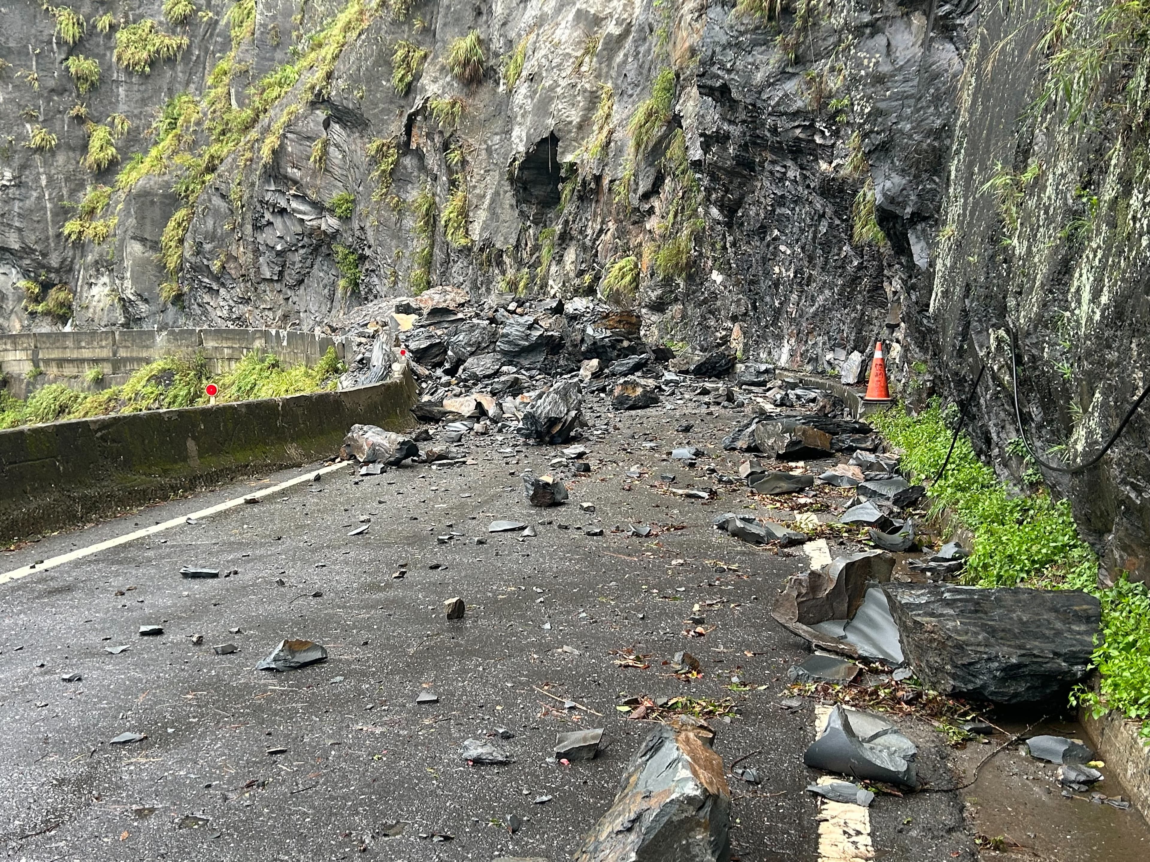 南橫公路台20線台東縣海端鄉向陽至初來路段也有10處坍方落石,導致交通中斷。(公路局提供)