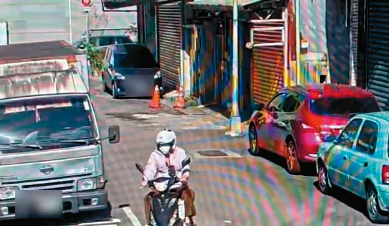 張男騎車外出購買藥物，被監視器清楚拍下。（翻攝畫面）