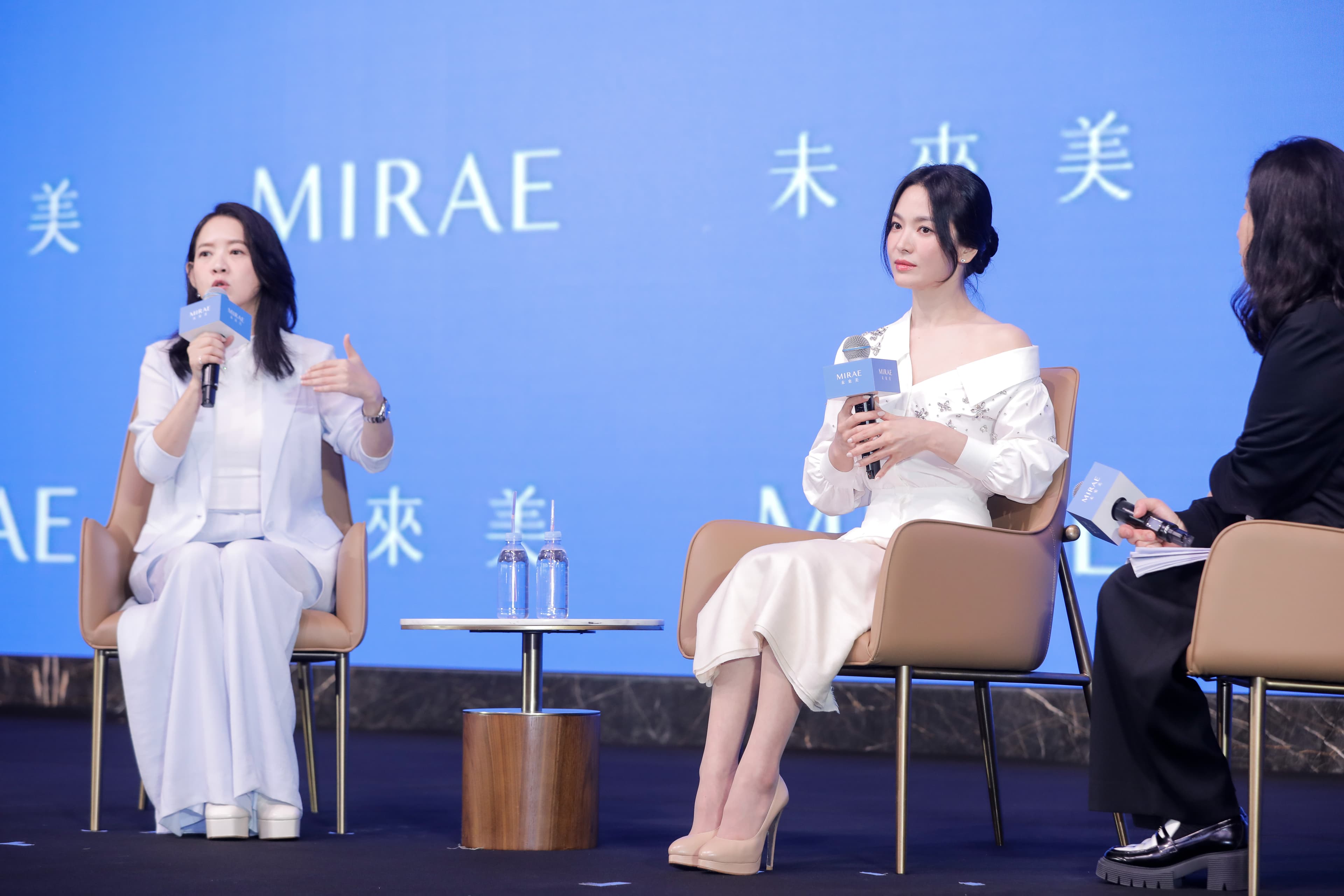曾寶儀擔任記者會主持人,還幫宋慧喬整理頭髮。