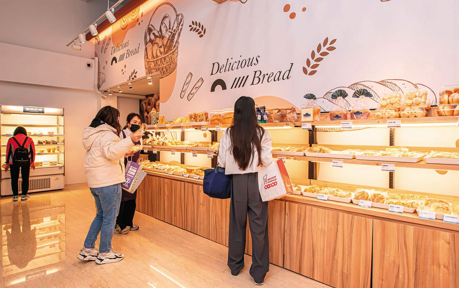 目前烘焙坊全台已有13家,甚至進駐醫院、百貨通路。(翻攝復興航棧幸福烘焙屋臉書)