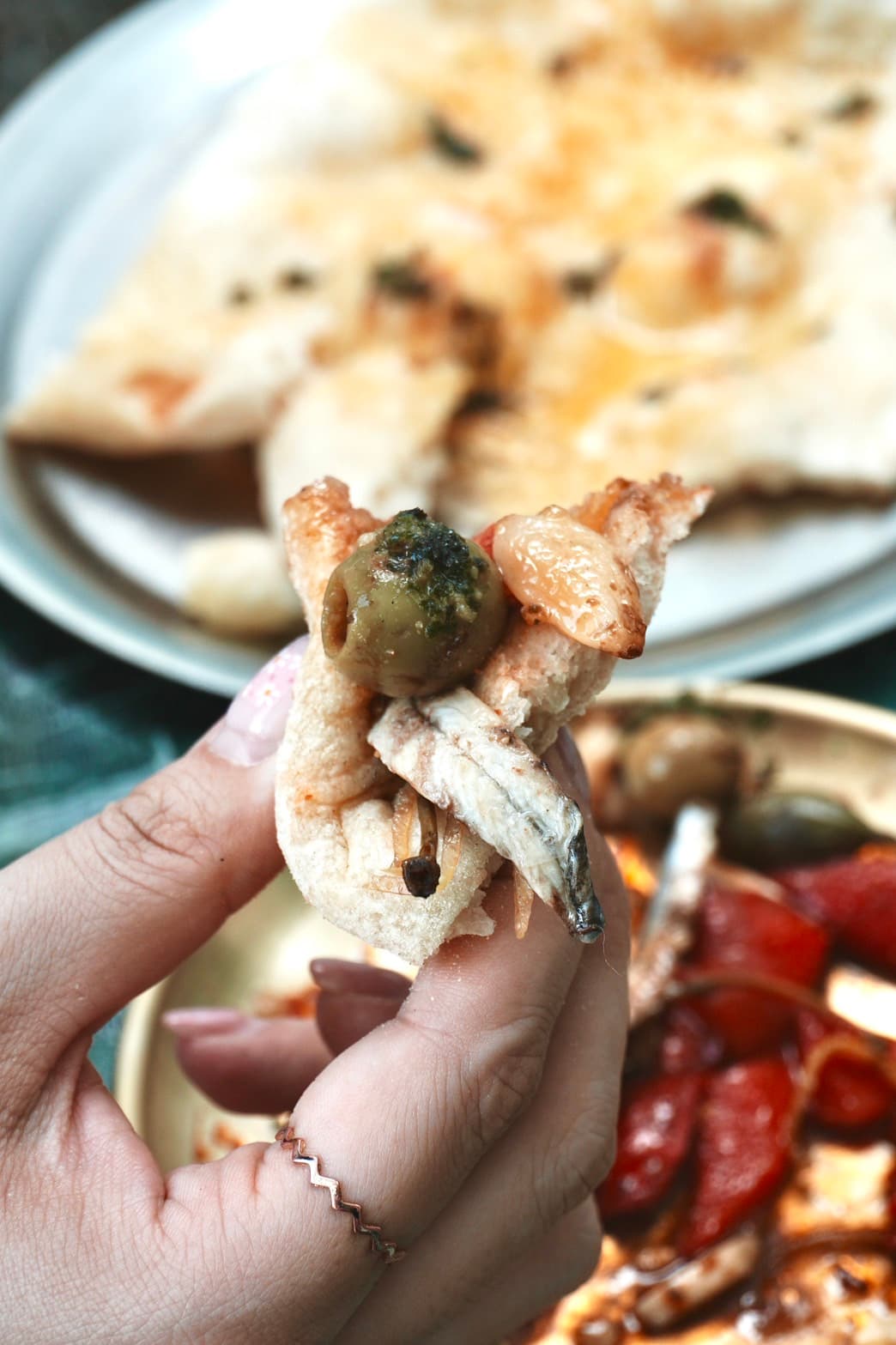 耶路撒冷小菜「Mezze」除了單吃,也能包入現烤中東拉法餅,打造自己專屬風味的耶路薩冷Pizza。