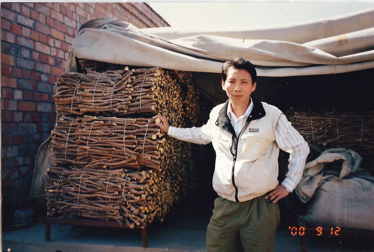吳瀛洲曾到內蒙古看甘草產地,瞭解藥材品質。(登義提供)