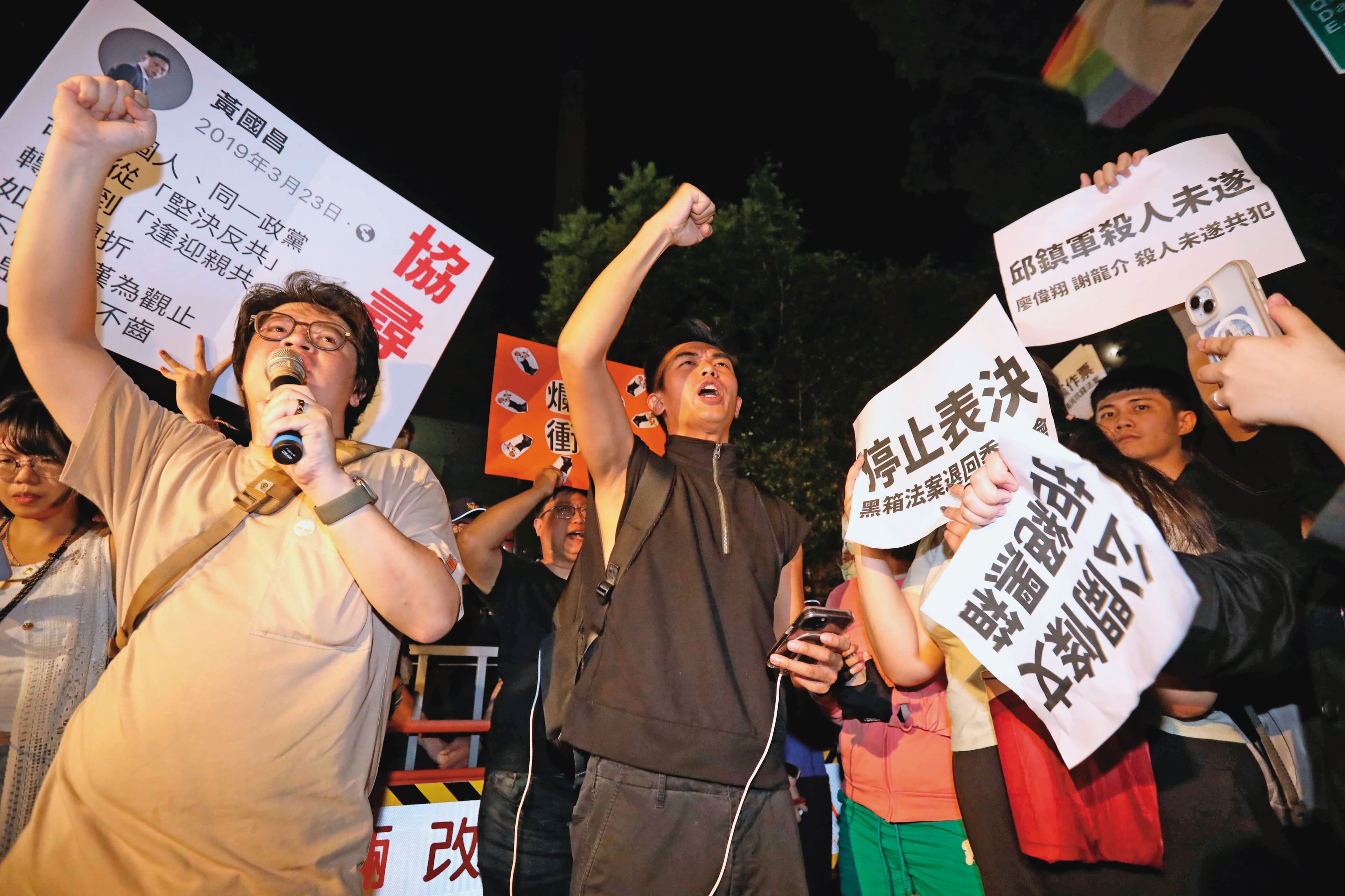 公投護台灣聯盟總召羅宜(左),號召群眾21日再度上街抗爭。