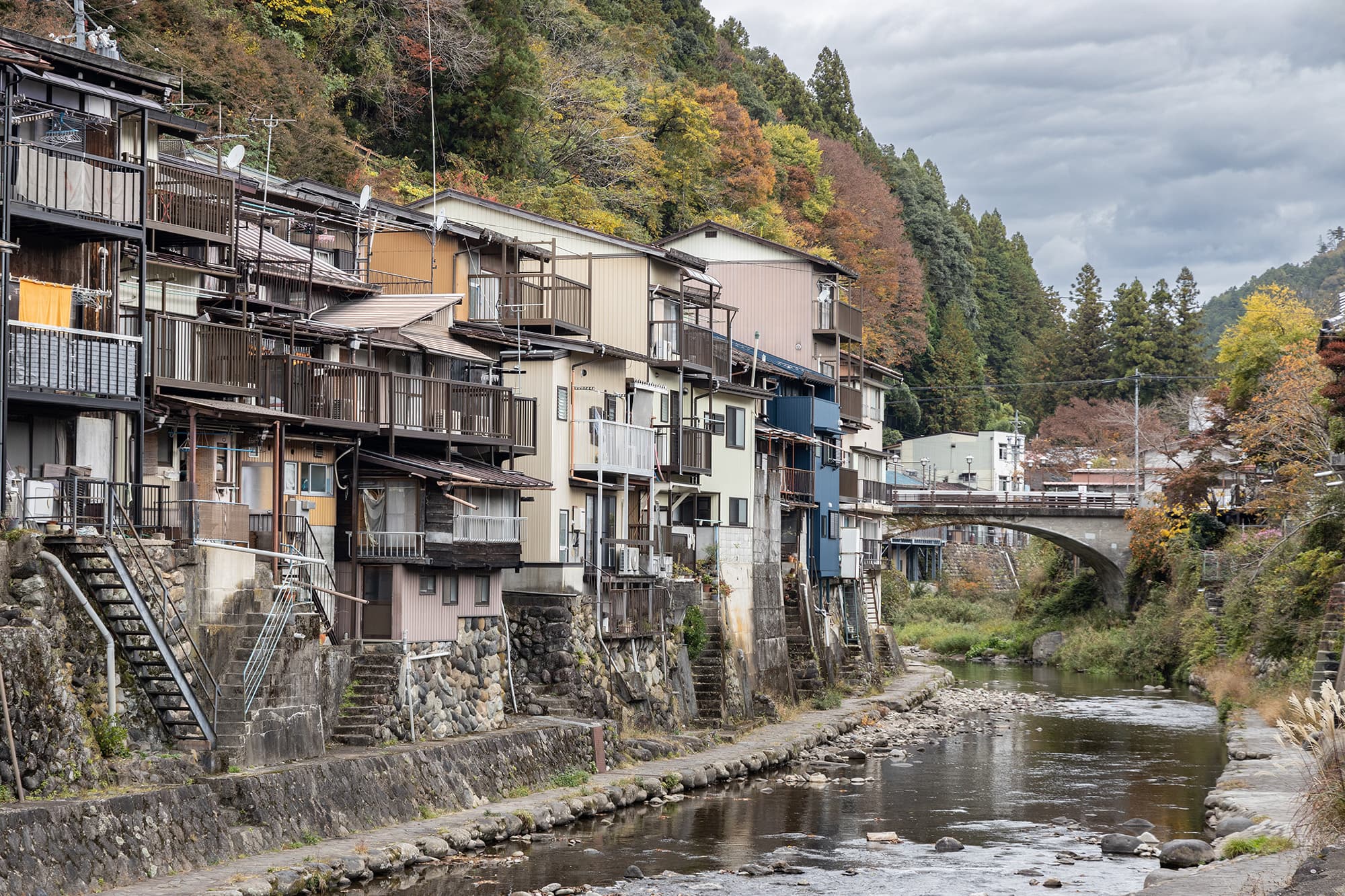 沿著水邊建造的整排住家,讓郡上八幡仍保有濃郁的古樸風情。