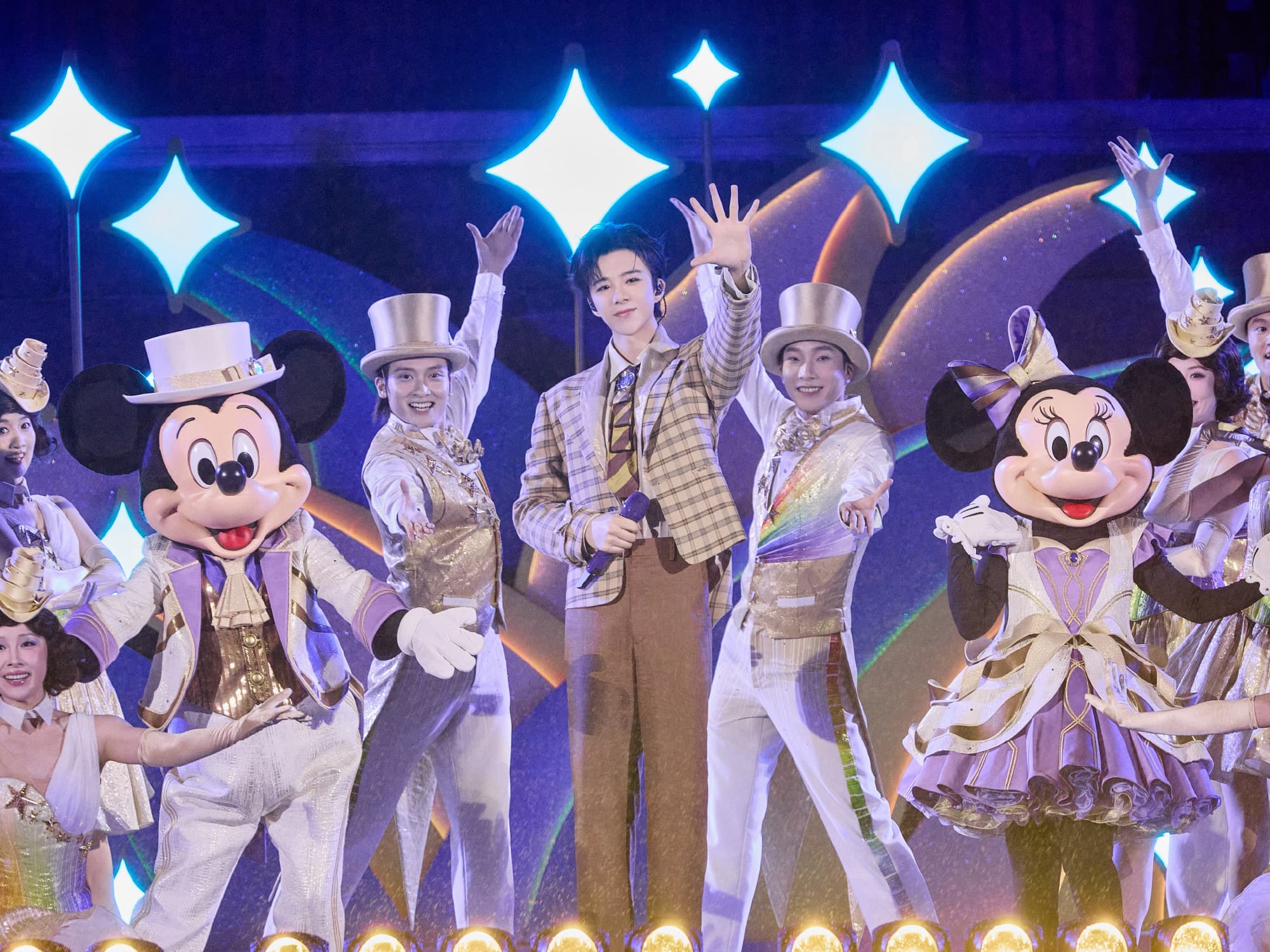 上海迪士尼10周年大使劉宇寧出席表演，演唱主題曲。（翻攝劉宇寧工作室）