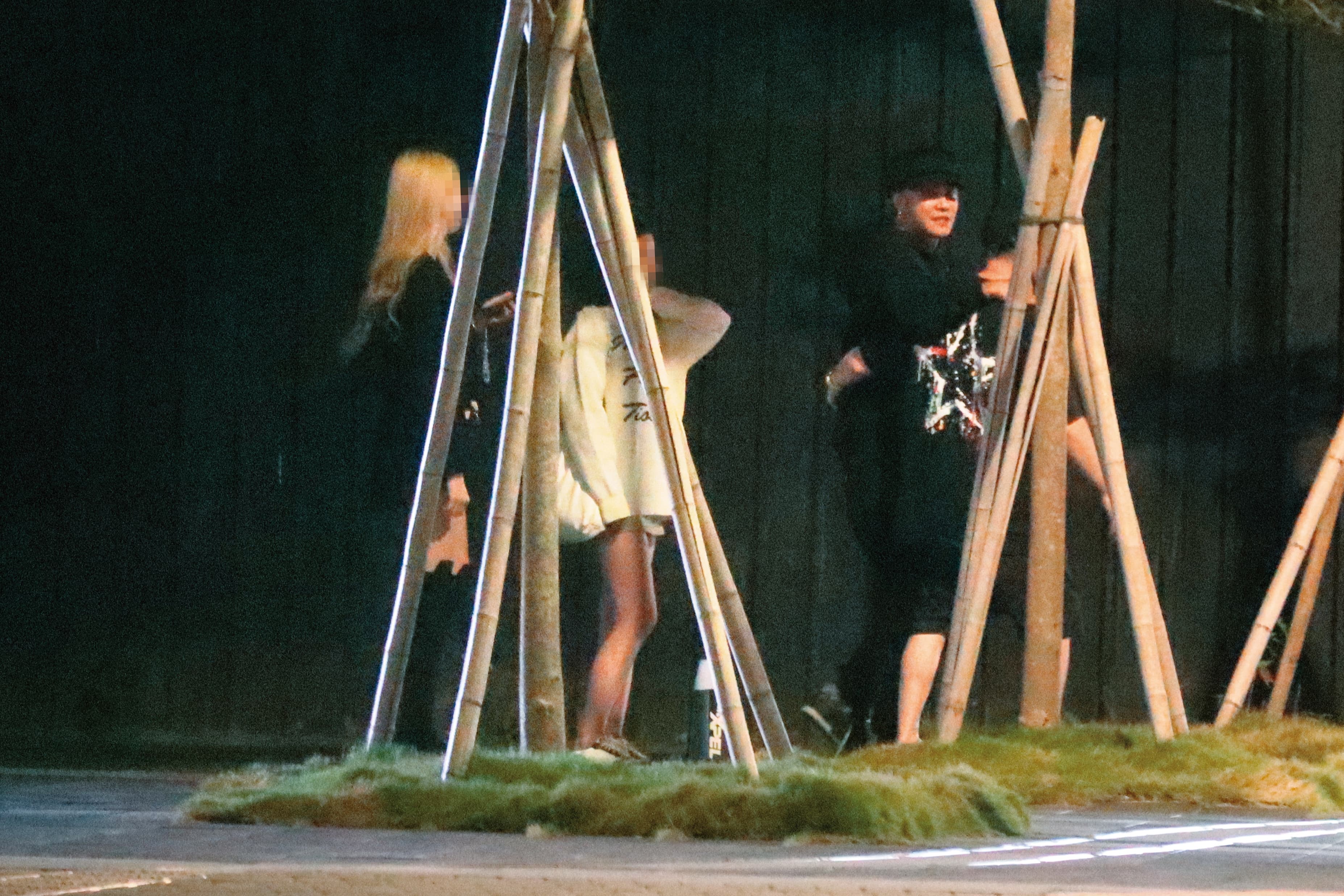 04:44,聚會看似賓主盡歡,小豬(右二)當天的續航力也是很強,出門超過11個小時。