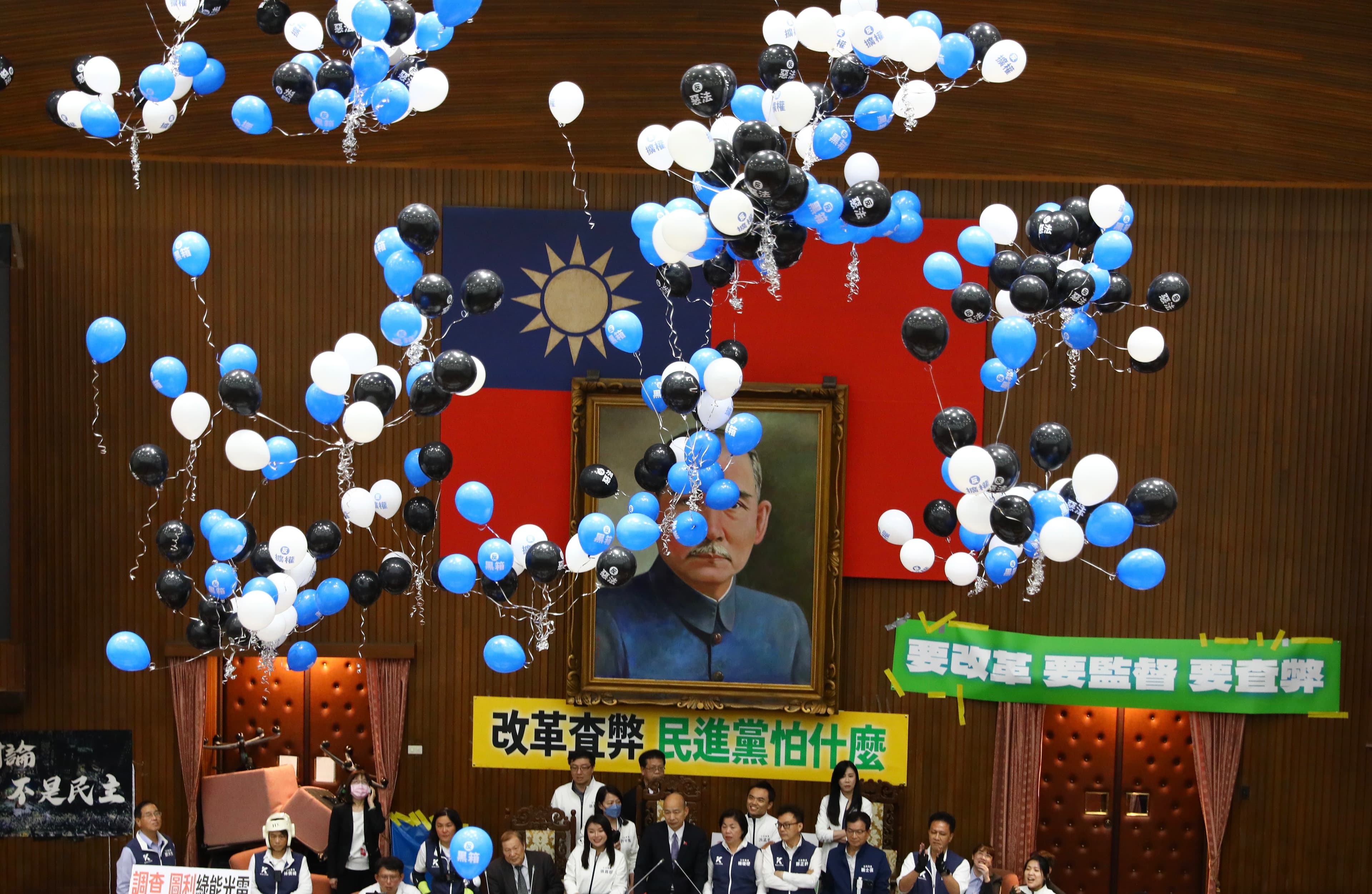 綠委們在韓國瑜入場後放開氣球,讓氣球飄上立院天花板。