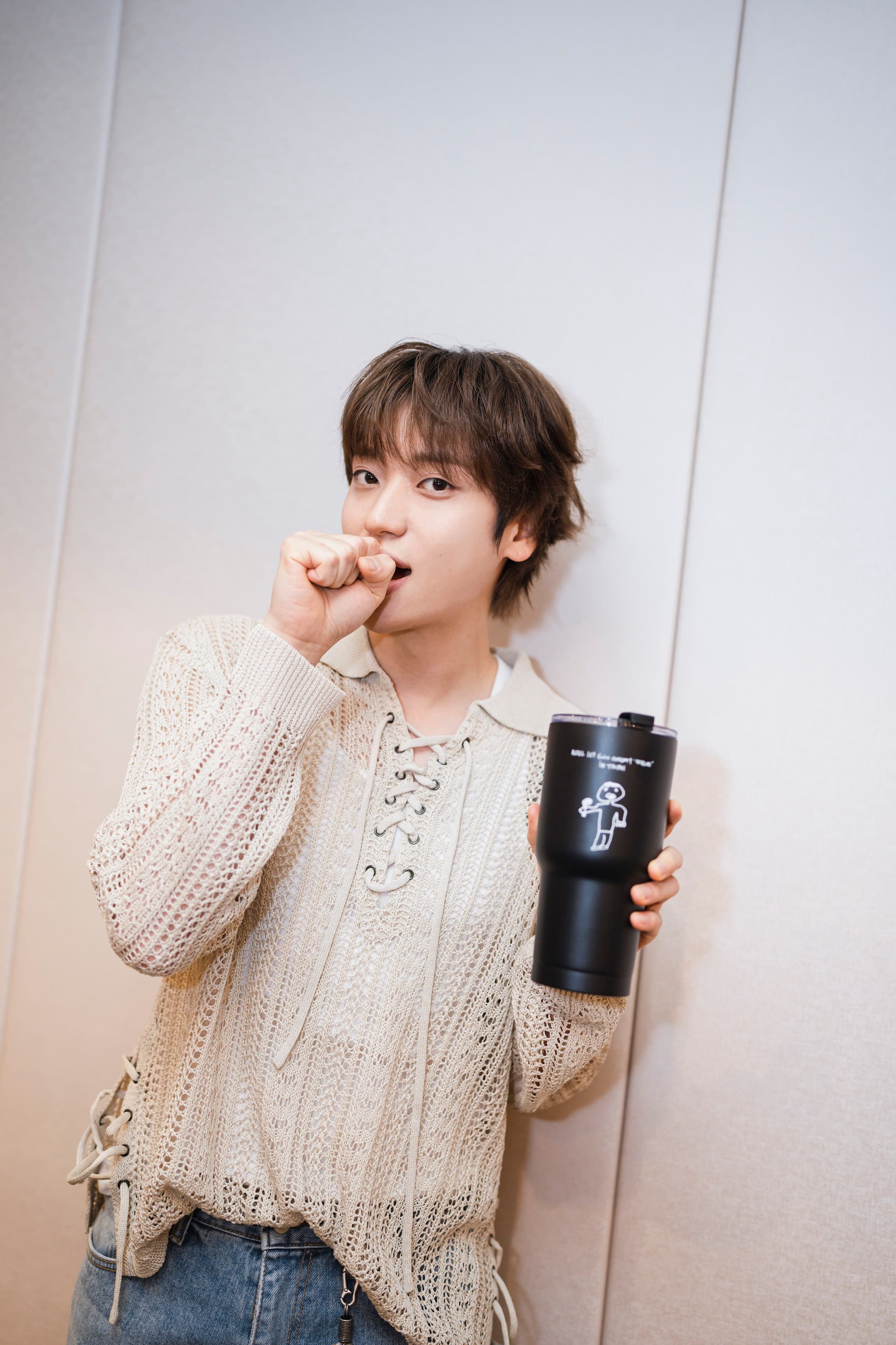 Niel手拿隨行杯,上面的圖案是他親自設計繪畫的。(Fu Entertainment提供)