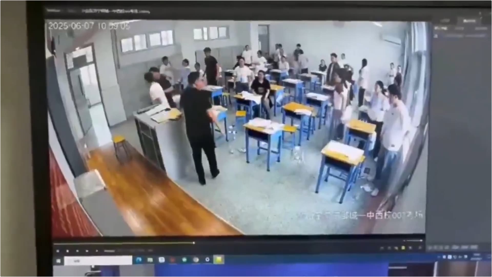 考生撕毀自己考卷後,目標轉向其他考生現場大亂,最後被帶走。(翻攝X@whyyoutouzhele)