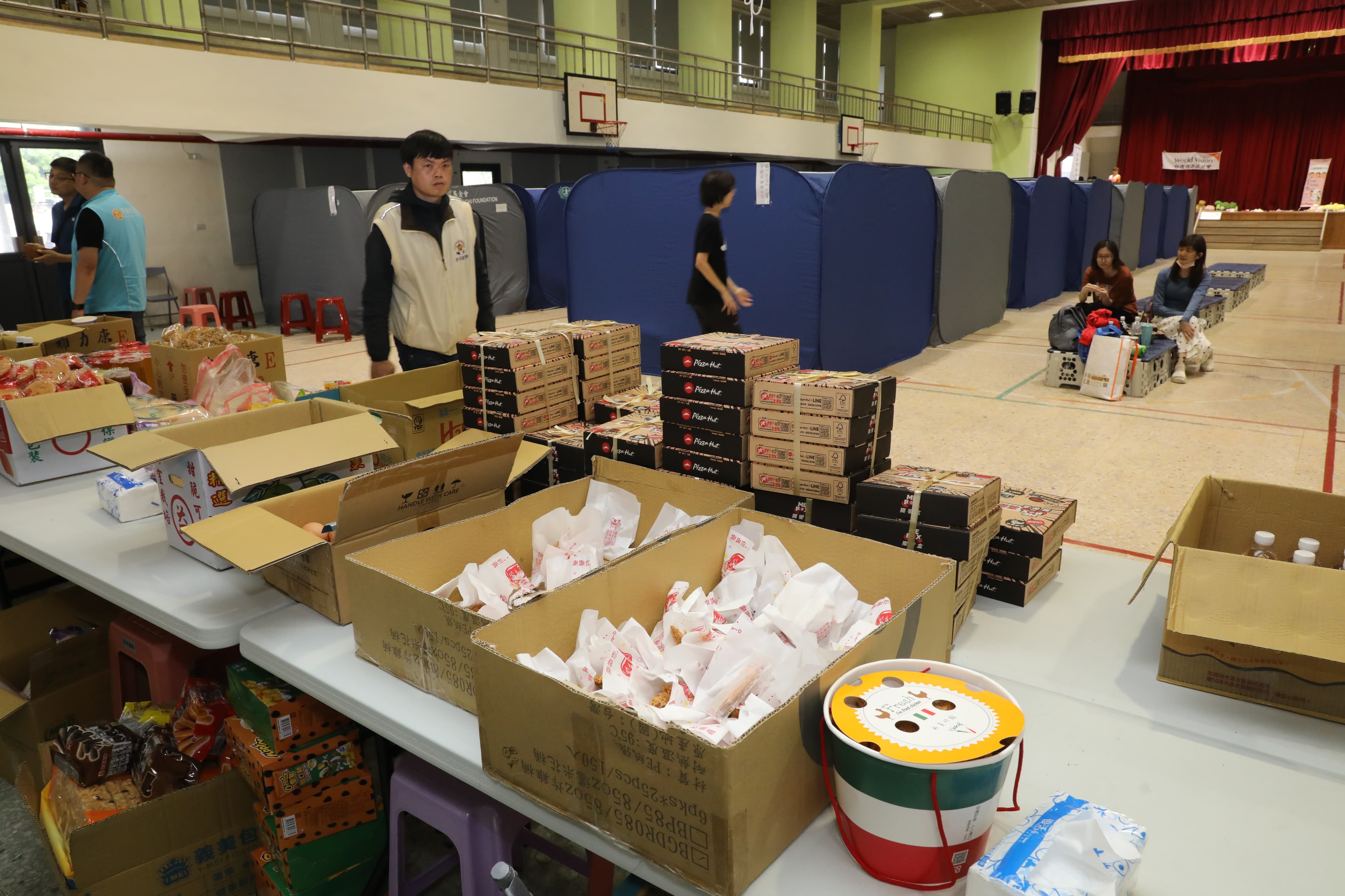 避難所現場還有提供熱食,讓災民充飢。