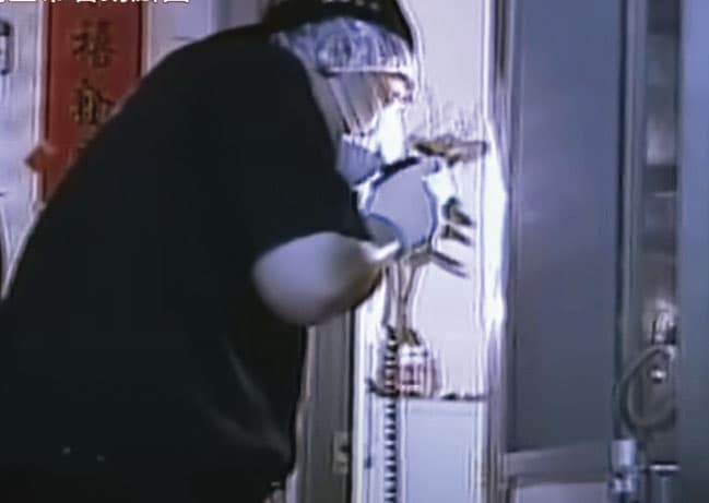 鑑識人員案發後到現場採集相關跡證,尋獲一枚血指紋與保險套。(東森新聞提供)