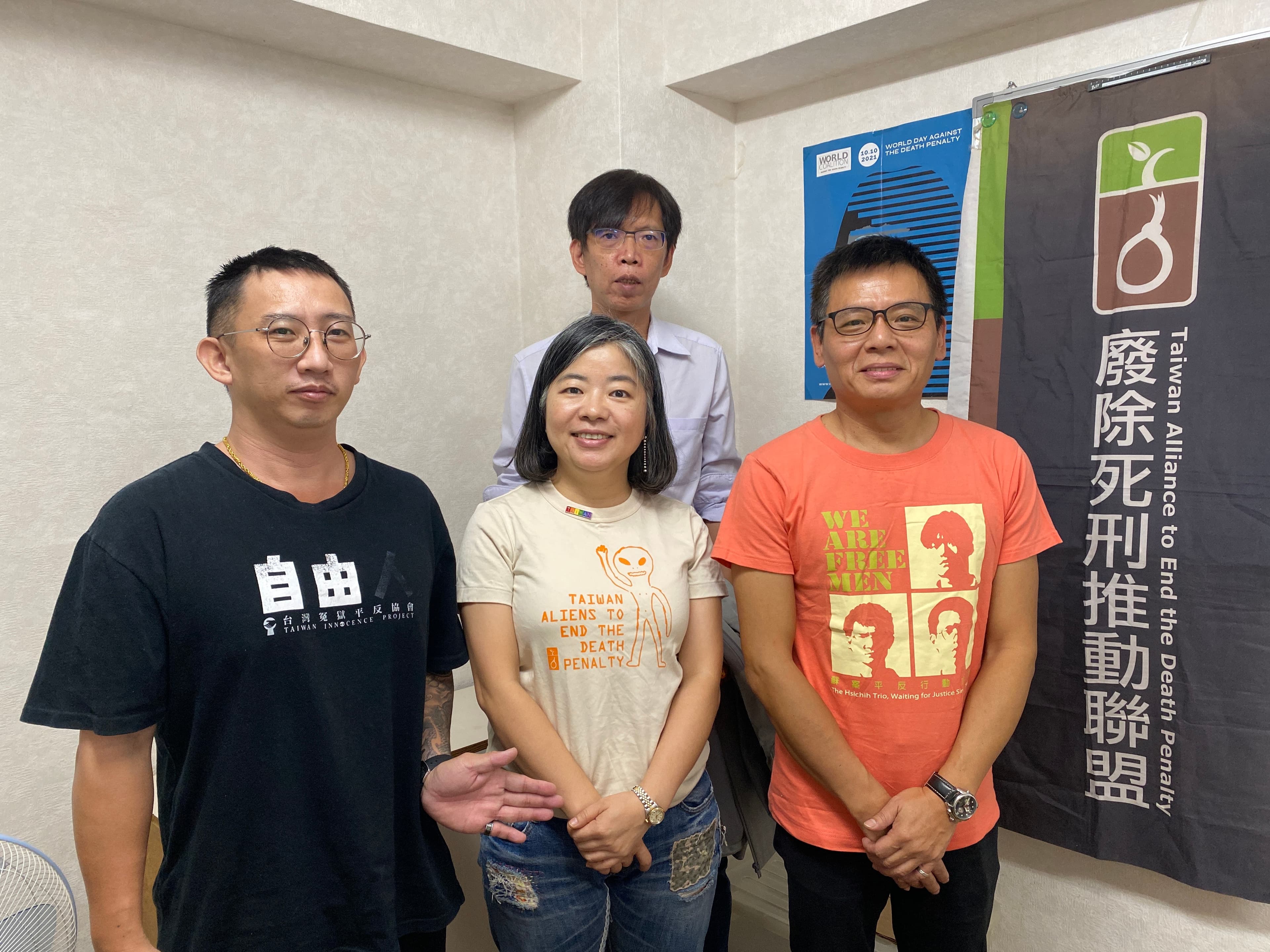 林欣怡(圖中)與死刑冤案平反者如今已成為工作夥伴,由左至右分別為謝志宏、蘇建和、徐自強。(林欣怡提供)