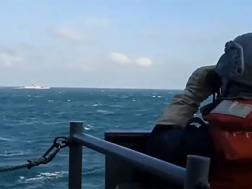我軍田單號軍艦監控共軍安陽艦。(國防部提供)