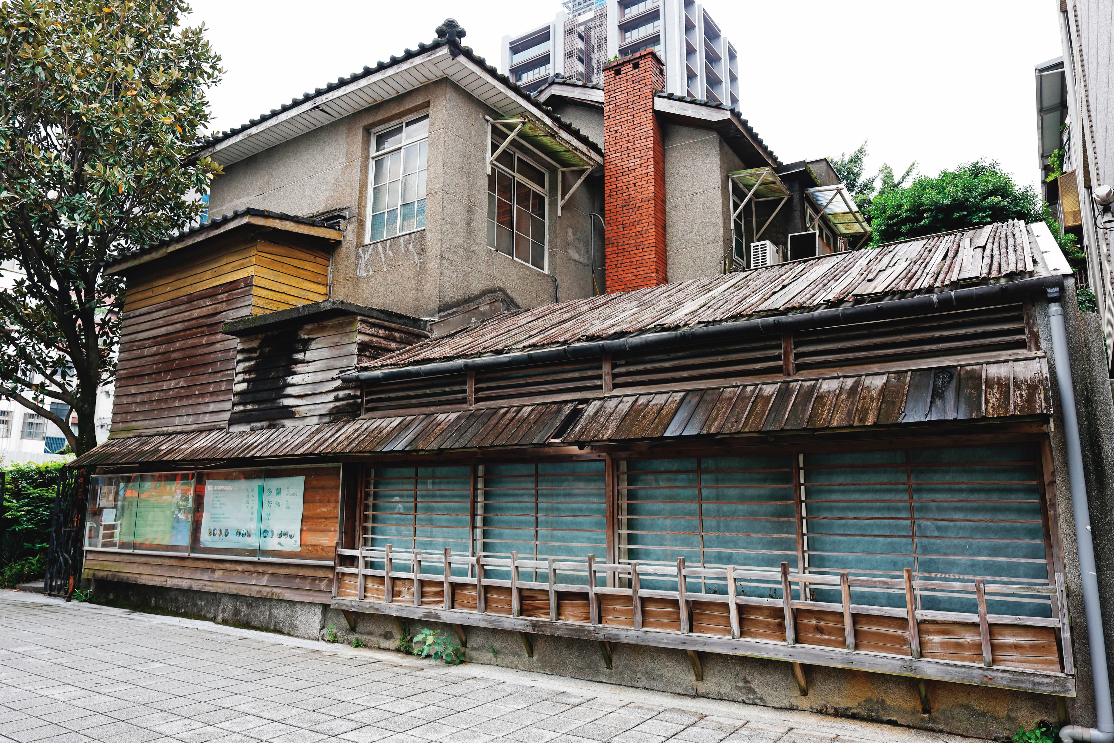 紫藤廬原是日式平房,歷經多次改建,新舊間隔多,漏水是現在最迫切的問題。