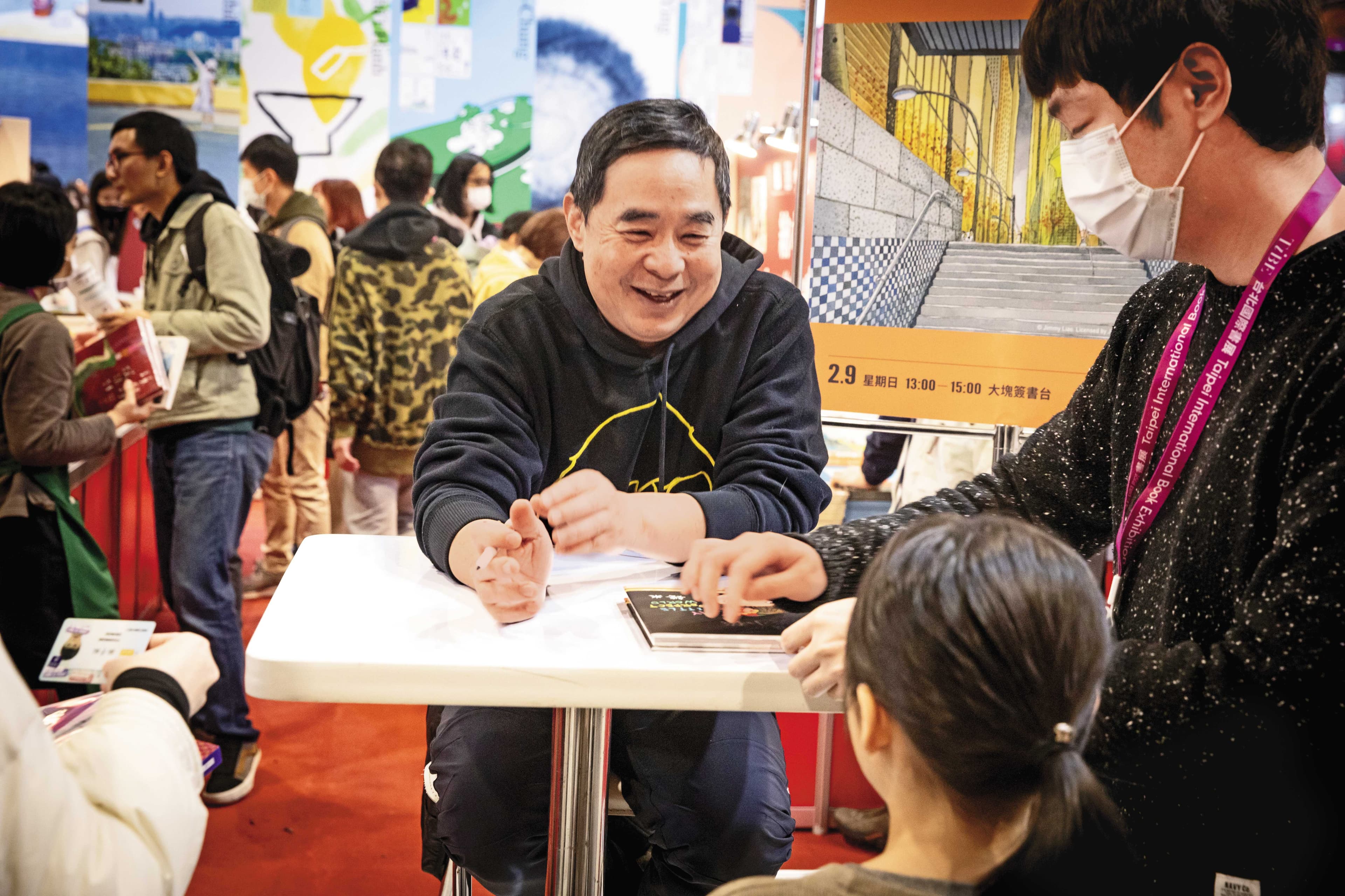 幾米少數不畏懼的公開露面是書展讀者見面會,一邊在書上幫讀者簽名畫小兔子,一邊聽讀者分享閱讀心得這件事讓他覺得自在。