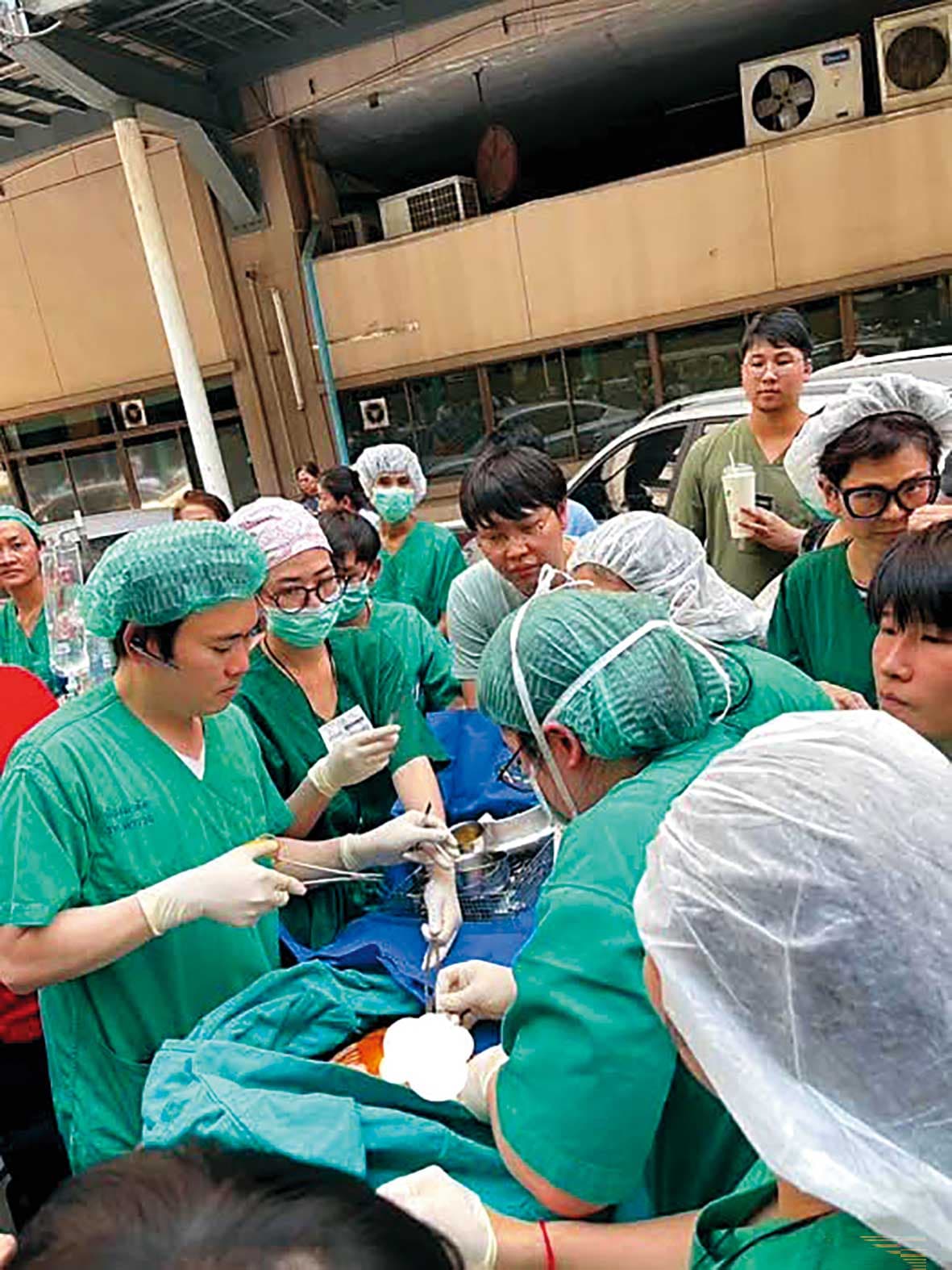 泰國王室出資興建的拉斯維堤醫院因地震毀損,醫護人員緊急疏散病患。(翻攝Chiang Mai News臉書)