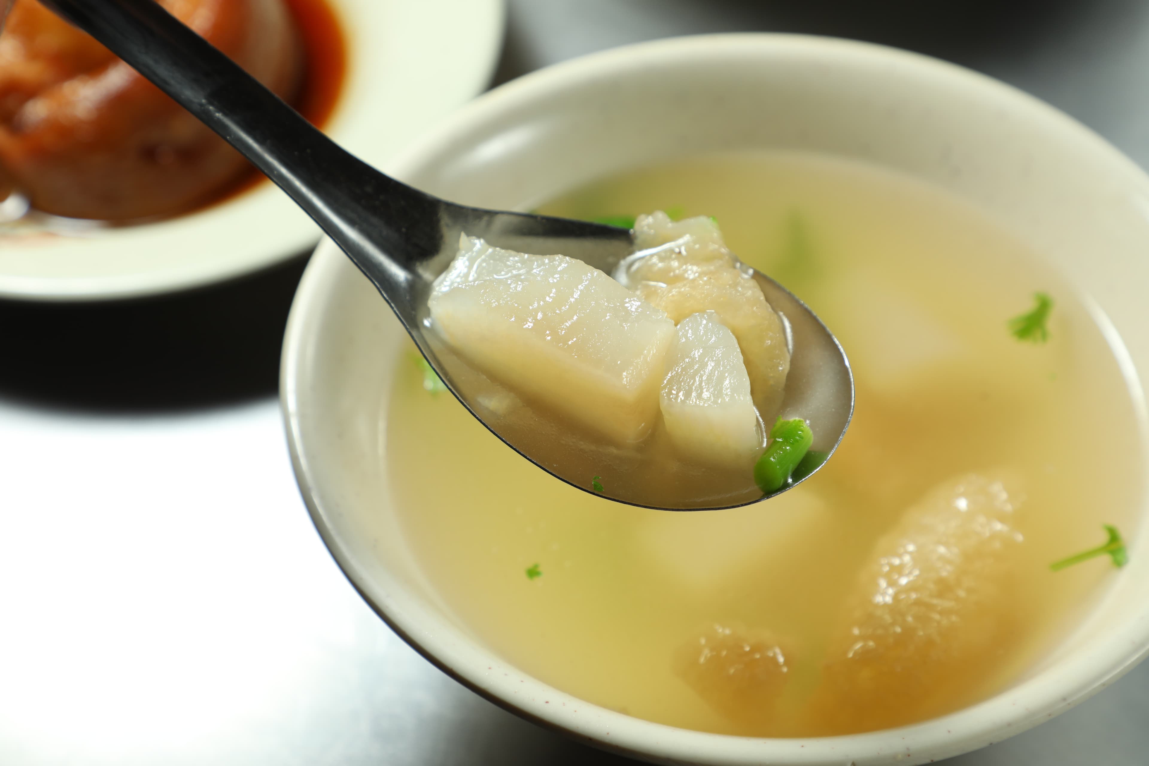 「綜合湯」裡面有蘿蔔和爆豬皮。(35元/份)