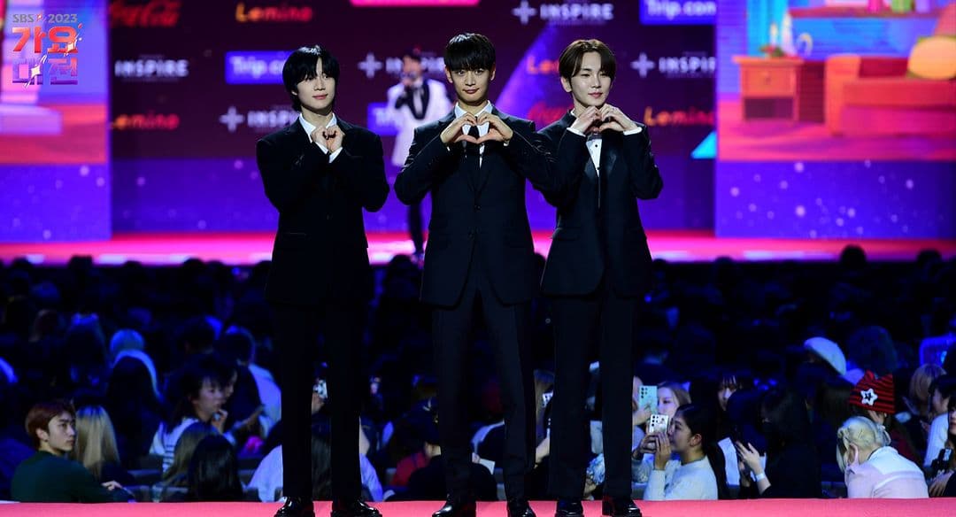 SHINee成員Key(右)是本次歌謠大戰主持人,泰民(右)與珉豪走完紅毯竟跑去運動。(翻攝SBS官方INS)