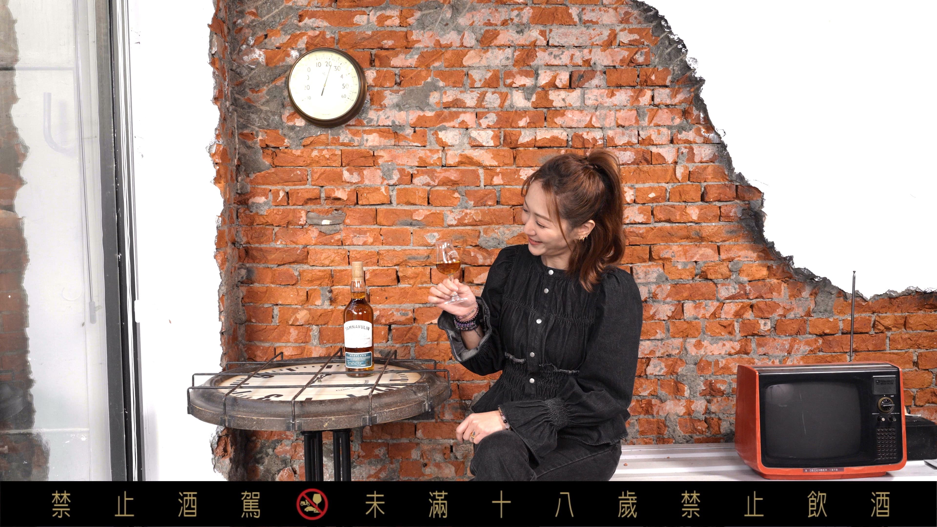 Gigi推薦塔木嶺白蘇維濃桶加冰塊品飲的喝法,有一種清新的口感。