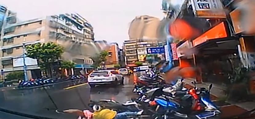 從新曝光的行車紀錄器畫面，可見姊妹倆遭謝男鎖定後駕車撞上。（翻攝畫面）