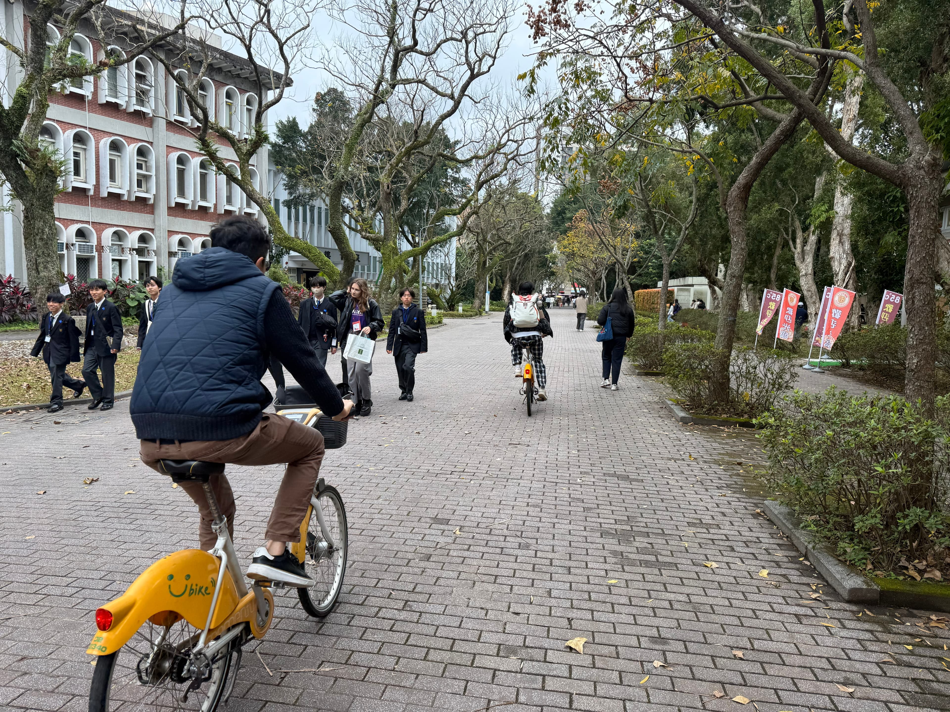 台大校園內設置59個Ubike租借站,學生和觀光客都會用來代步。(民眾提供)