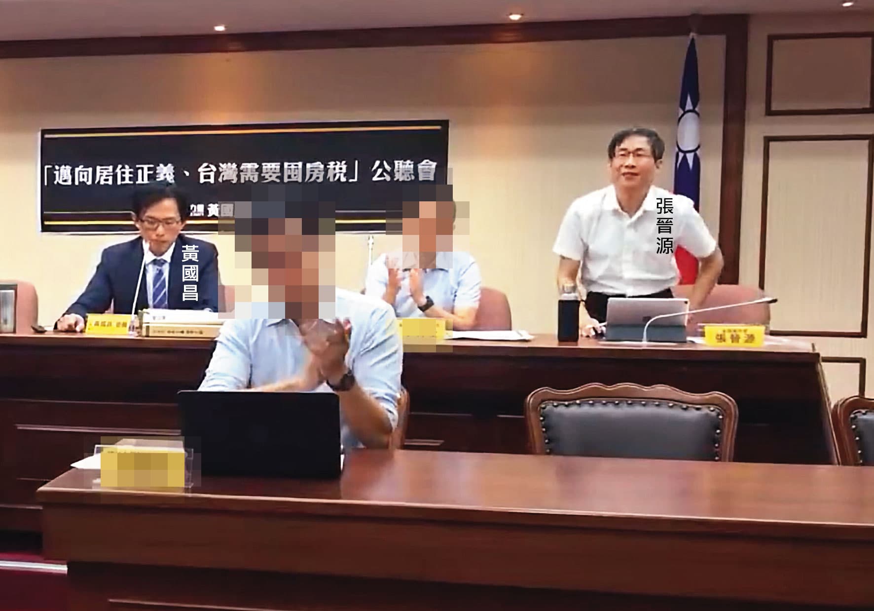 張晉源(後右)與黃國昌(後左)組成「台灣公益揭弊暨吹哨者保護協會」,且曾擔任《民報》董事長,插旗媒體業。(翻攝黃國昌國會辦公室公聽會)