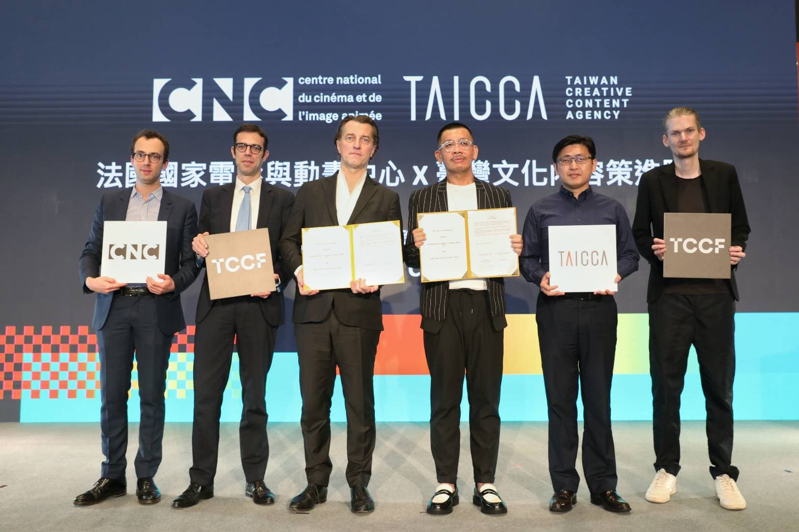 CNC歐洲及國際事務總監Jérémie Kessler（左起）、法國在台協會主任巴黎思、CNC董事長多明尼克布東納、文策院董事長蔡嘉駿、文策院院長盧俊偉和文策院顧問敖瀚林於簽署後合照。