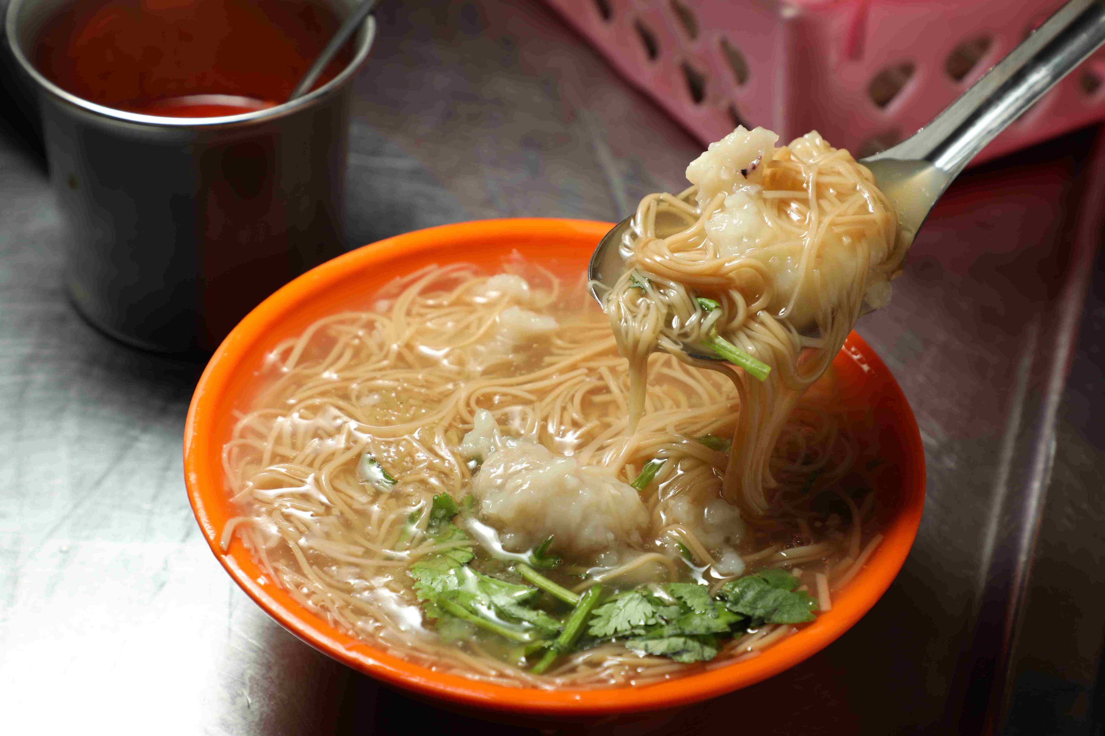 這碗「綜合麵線羹」裡加了花枝焿,湯鮮味美。(55元/小碗、80元/大碗)