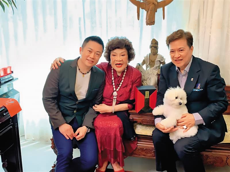 施冠伸(左)是製作人周遊(中)的乾兒子,兩年前他遵循古禮,拜周遊當乾媽。右為李朝永。(周遊提供)