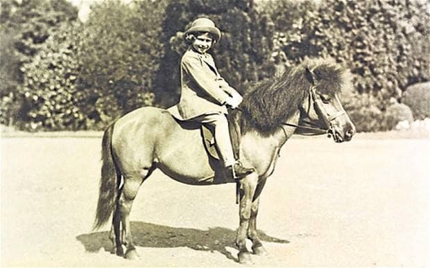4歲的伊莉莎白和她的第一匹小馬「佩吉」。(翻攝Washington International Horse Show臉書)