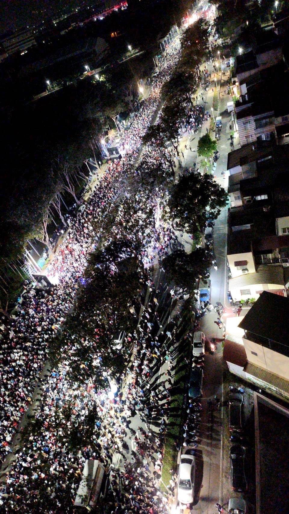 柯文哲12月23日高雄岡山造勢擠進4萬人,空拍畫面顯示,支持者塞滿整條河華路,展現陸軍實力。(柯文哲團隊提供)