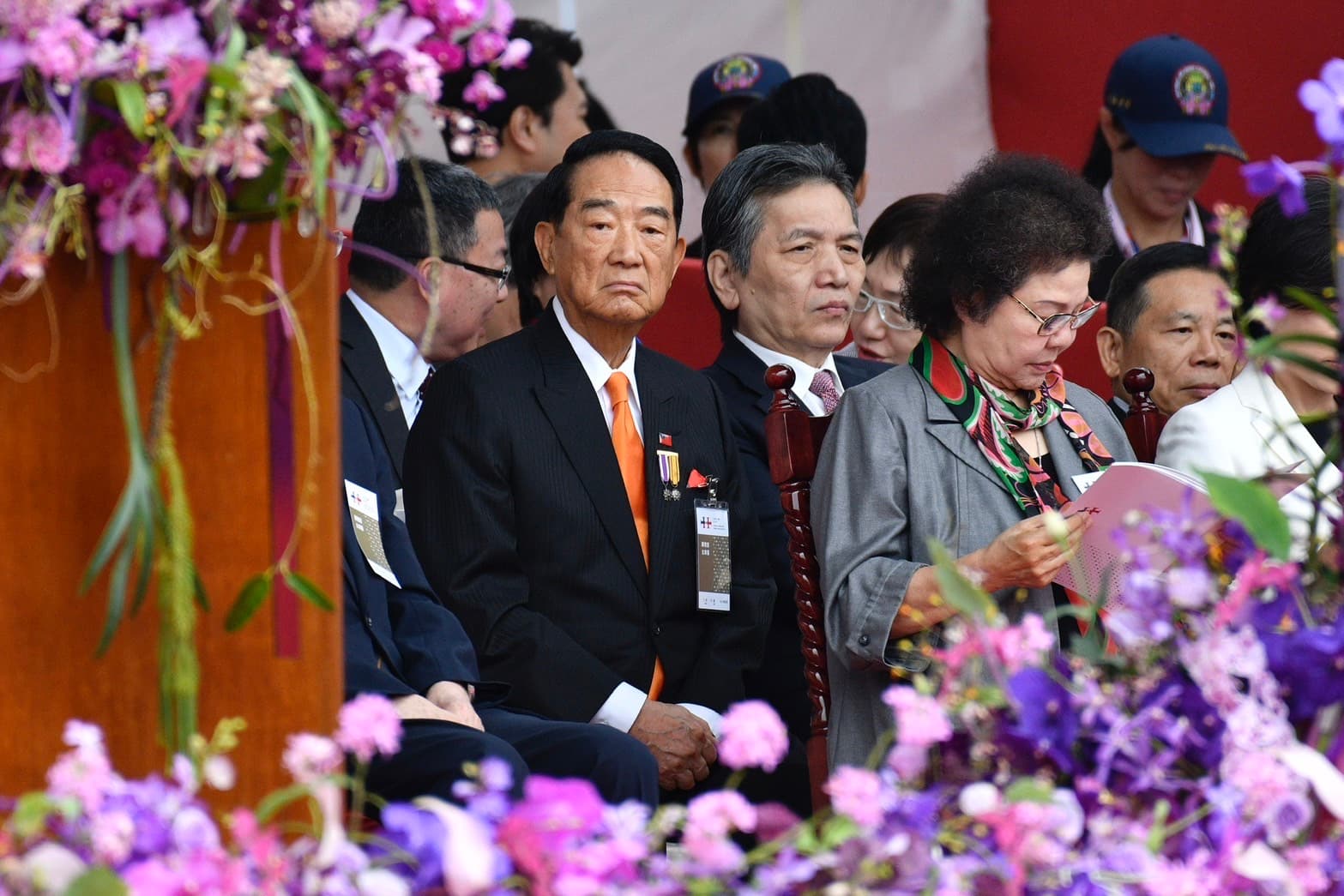 親民黨主席宋楚瑜,右方是監察院長陳菊。