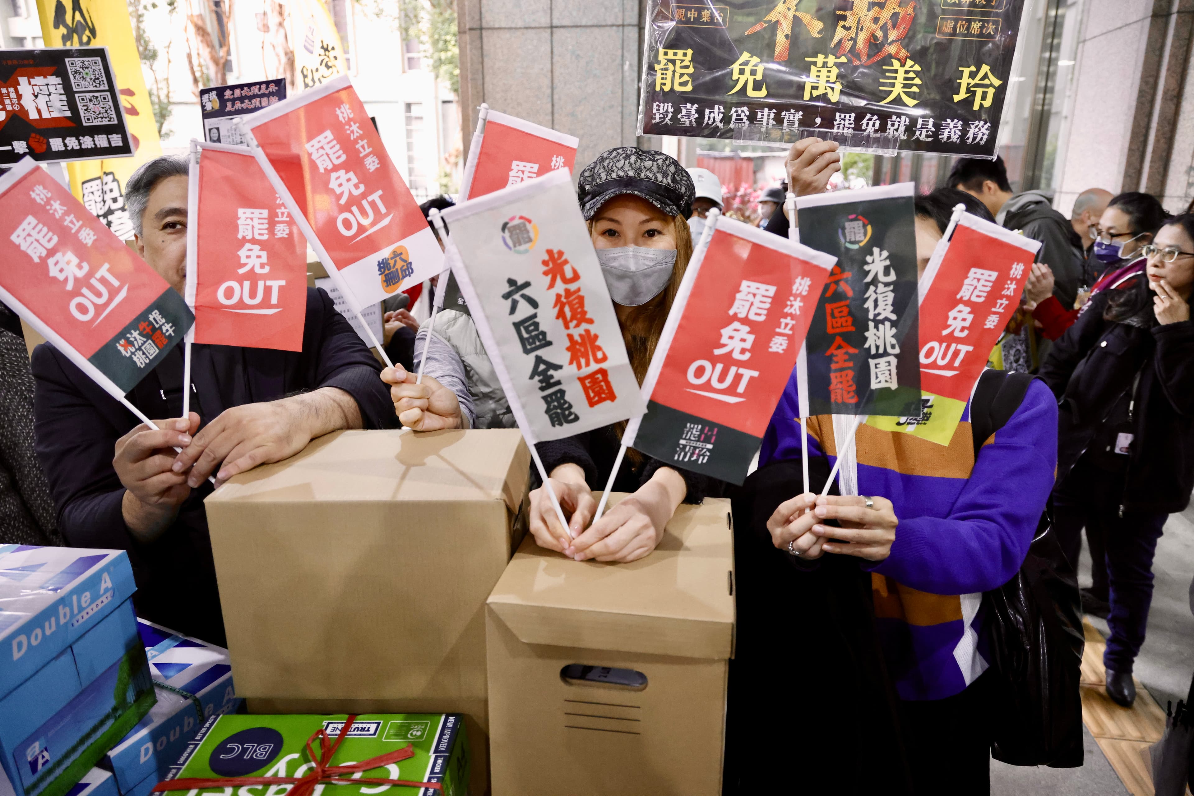 各地罷免團體在開工一早就前往中選會送件。
