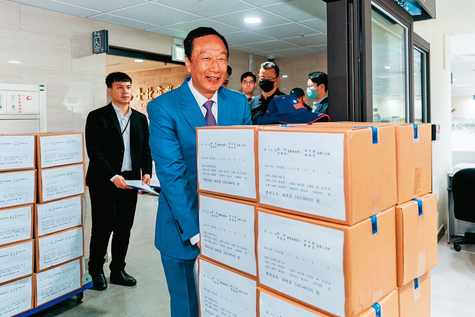 郭台銘送交103萬份連署書,約為上屆總統大選選舉人數1931餘萬人的5%,頗具政治爆發力。(郭台銘團隊提供)