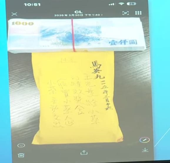 金溥聰出示內部調查事證。(翻攝鏡新聞)