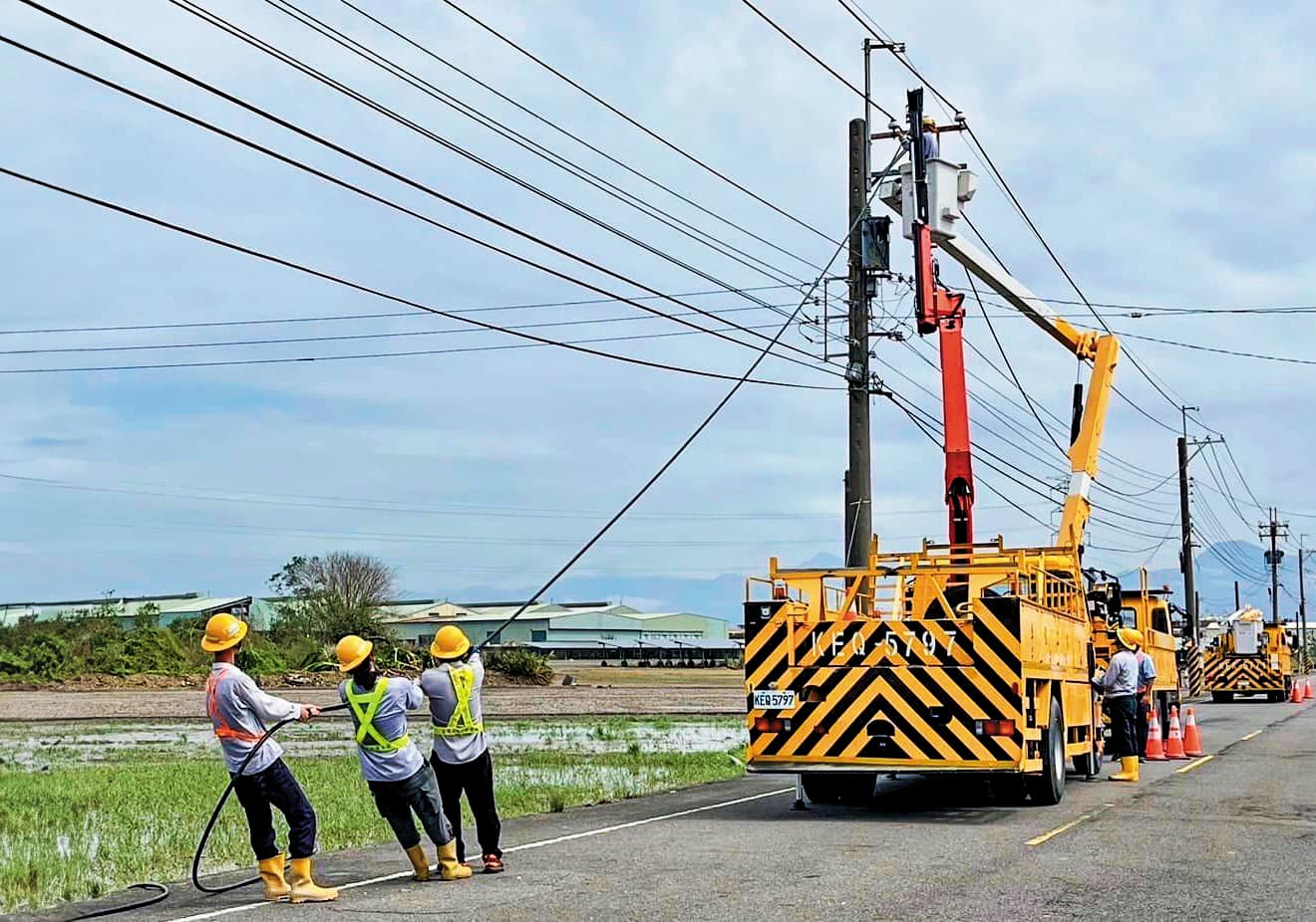 颱風造成南部地區電力受損，工程人員忙著搶修。（翻攝屏東縣長周春米臉書）