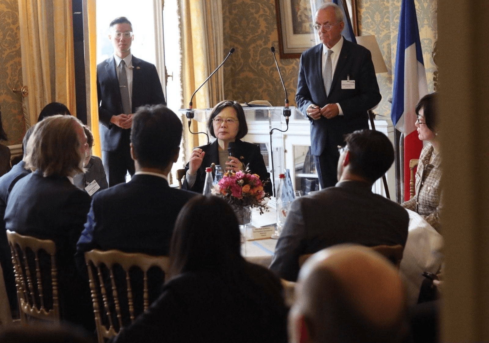 蔡英文出席法國「國際企業行動聯盟」(MEDEF International)所舉辦「台法企業交流會」,演講後與企業代表交換意見。(外交部提供)