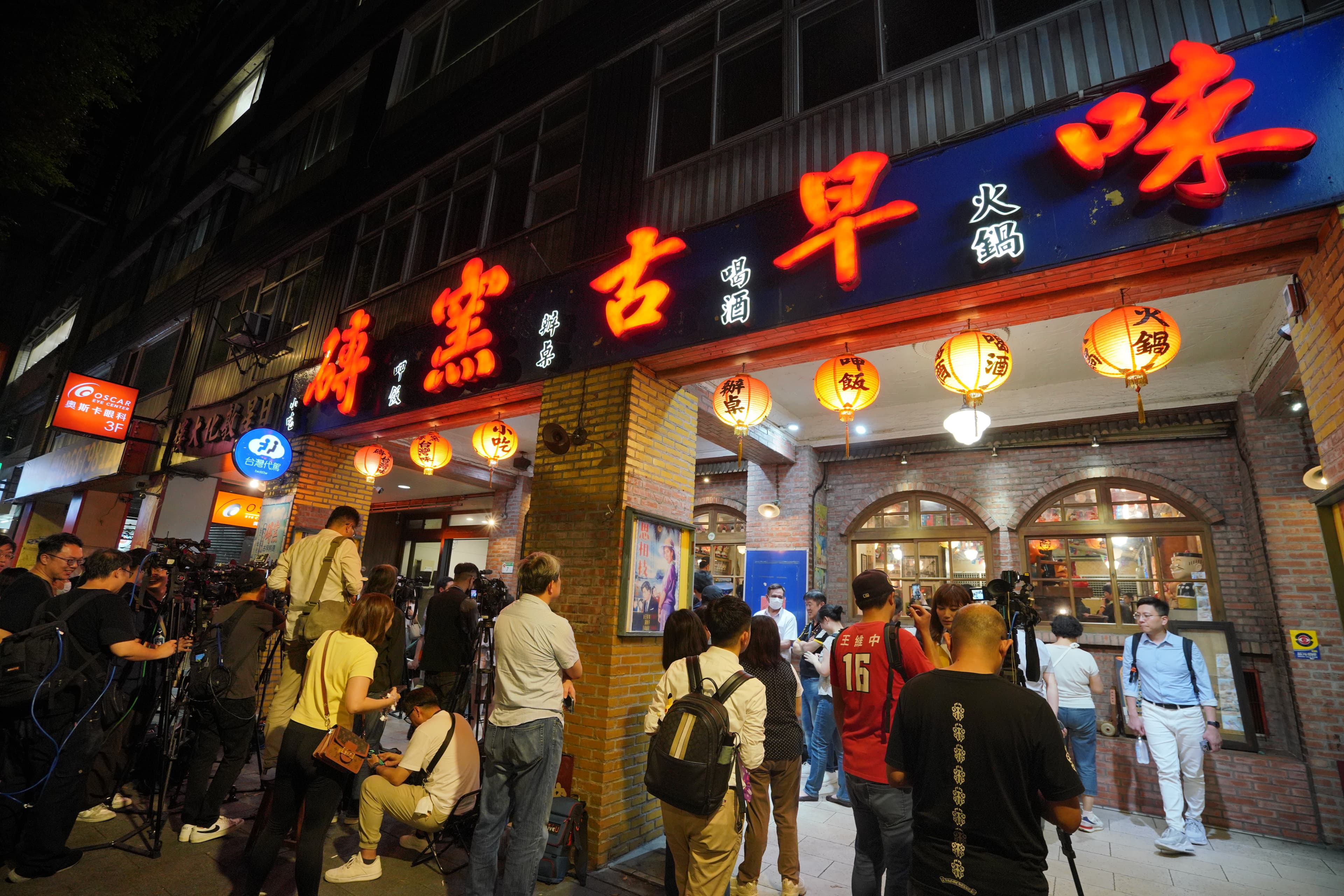 黃仁勳今晚作東宴客的餐廳,外頭聚集媒體與粉絲。