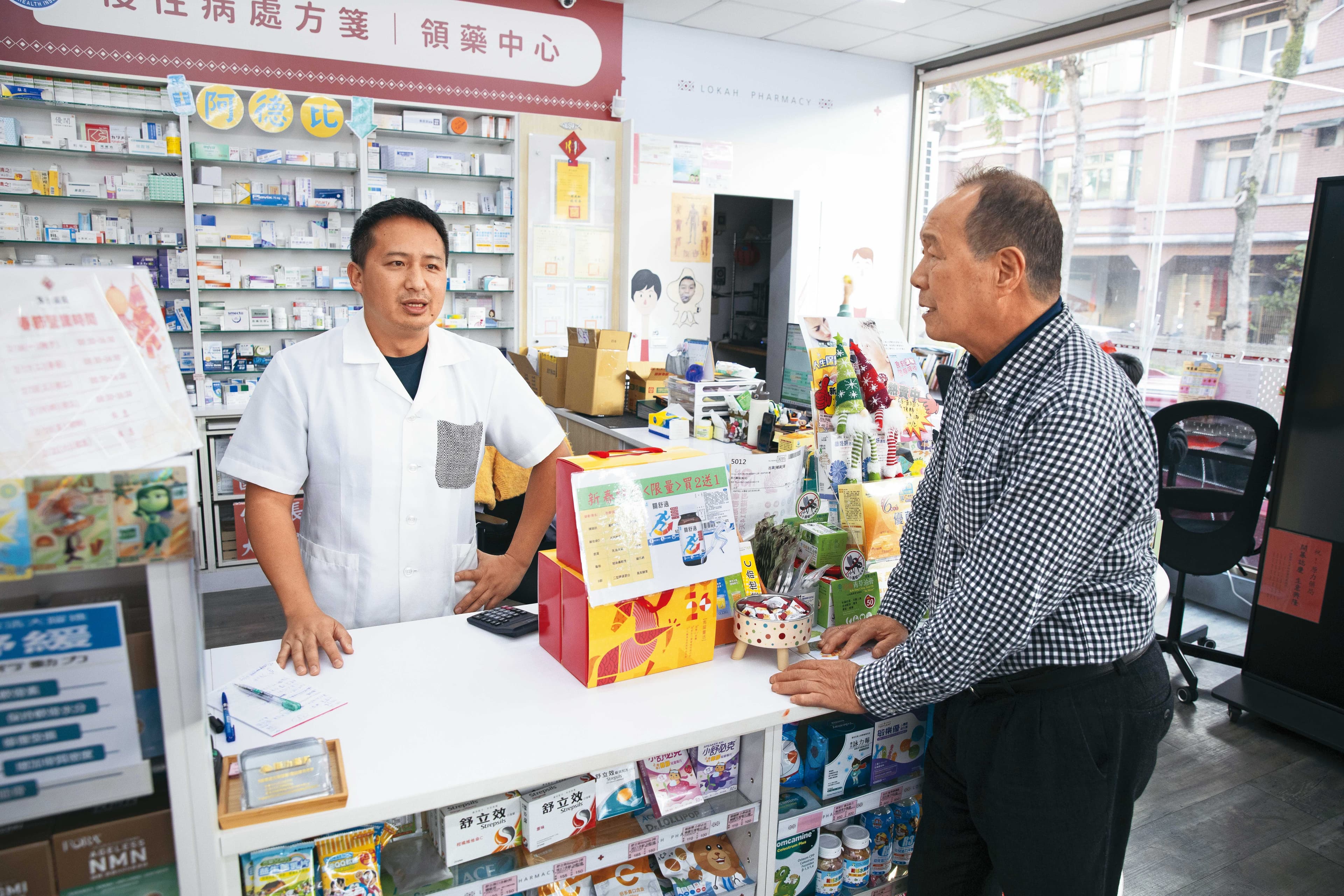 賴力行(右)長子賴君君(左)受父親影響成為藥劑師,用另一種方式與父親在醫療路上同行。