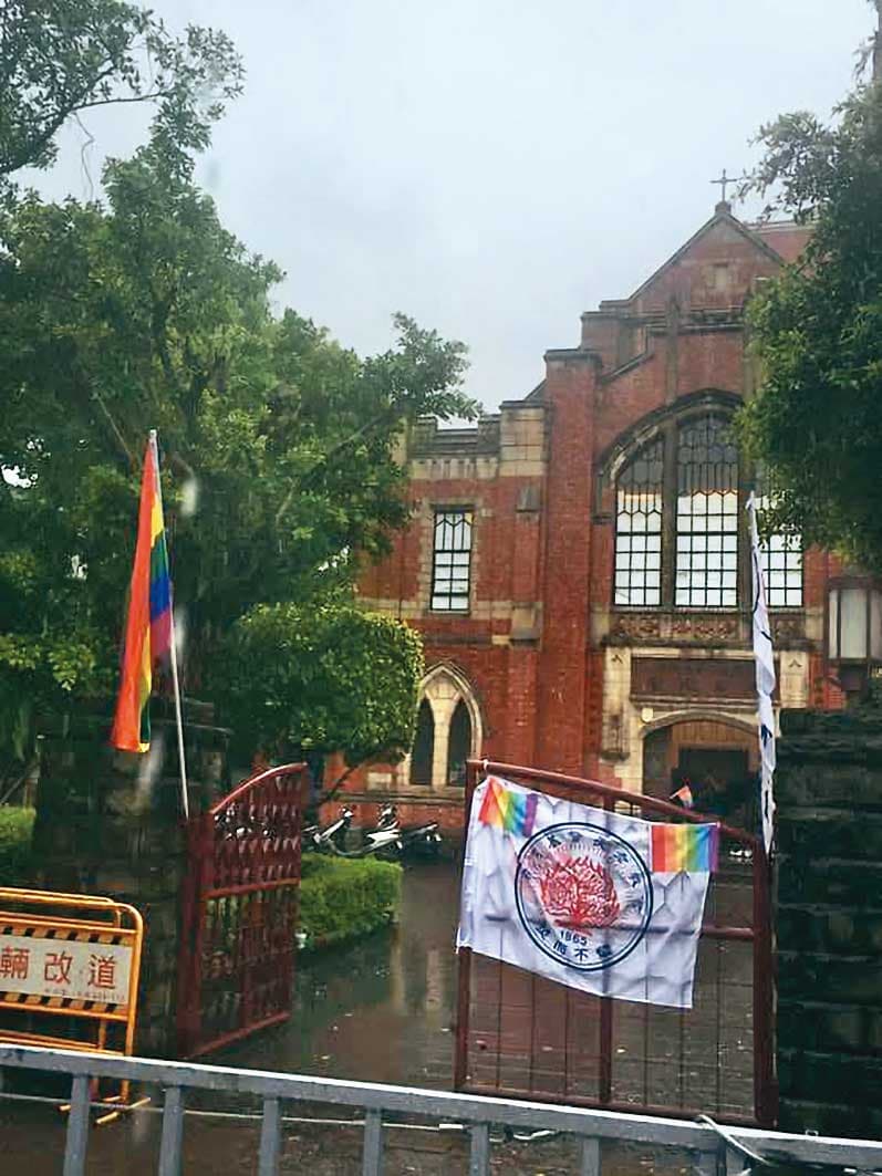 立法院三讀《同婚法》那天,濟南長老教會在門口掛起彩虹旗。(石牧民提供)