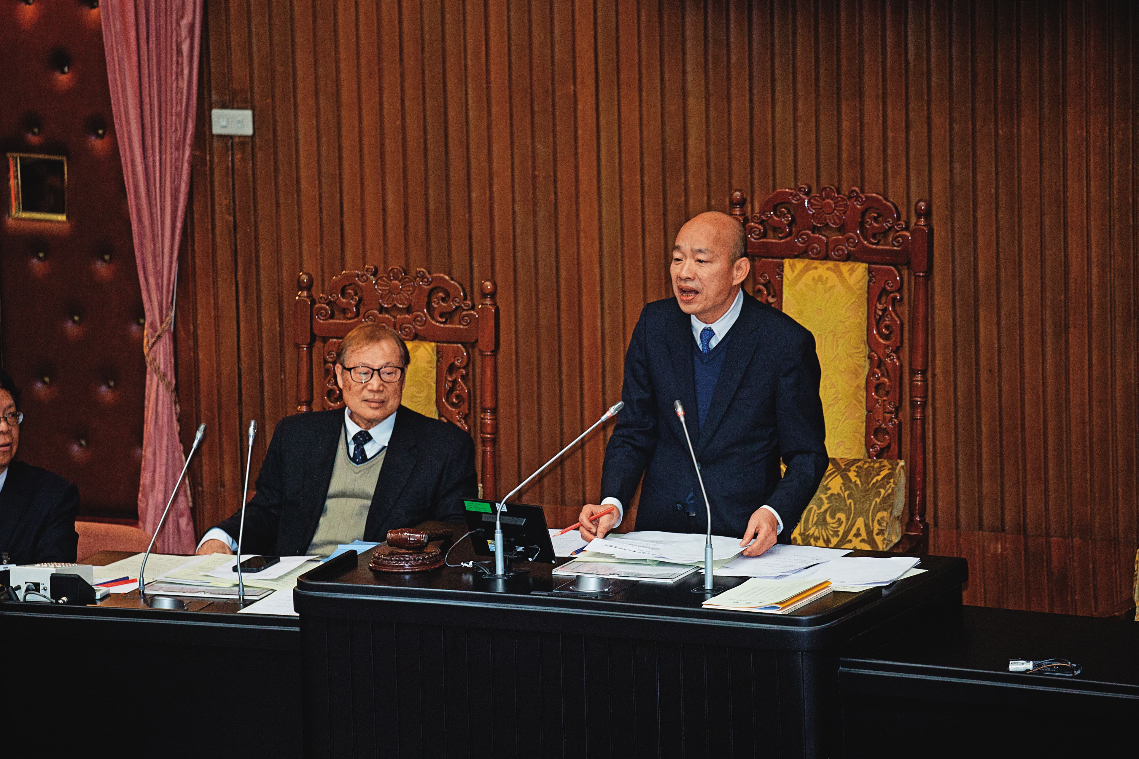 為快速熟悉議事流程,韓國瑜(右)至今只讓副院長代打過1次院會主持。左為立法院祕書長周萬來。