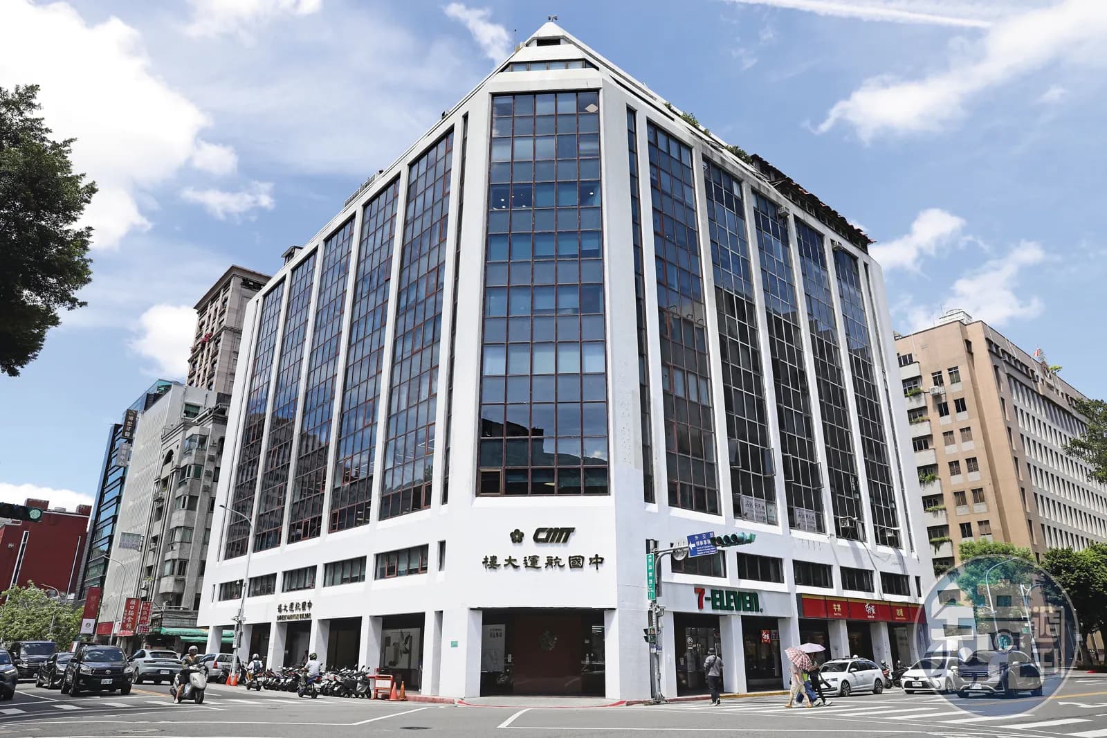陳佩琪以柯文哲名義,去年5月10日以現金4千3百萬元,買下立法院附近的商辦「中國航運大樓」(圖)3樓。(本刊資料照)