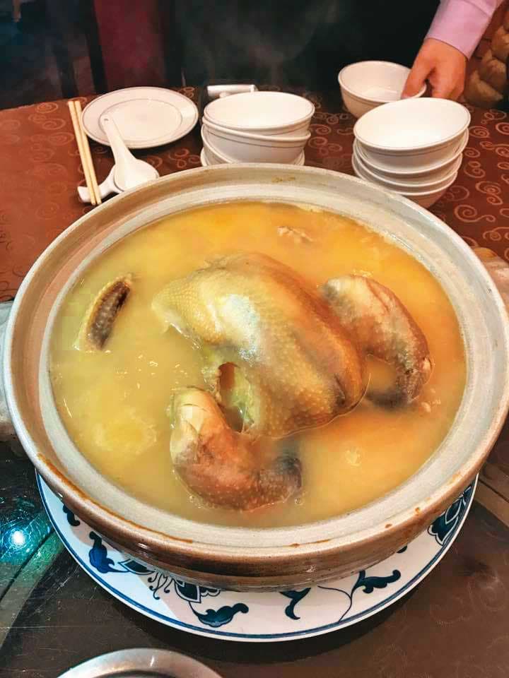 驥園砂鍋雞湯慢火燉煮12小時,湯色乳白香濃讓黃仁勳著迷。(翻攝臉書)