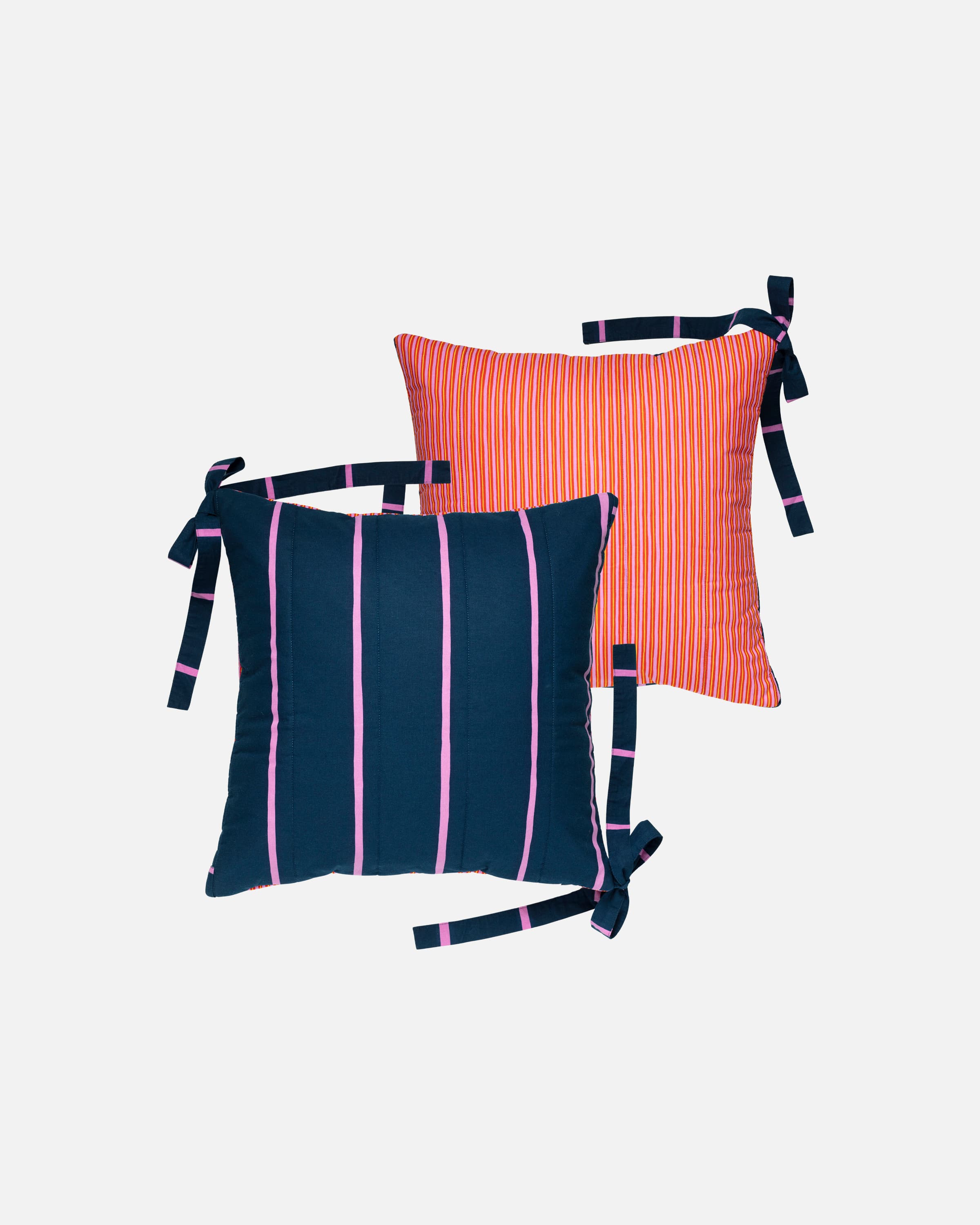 Laila Gohar × Marimekko聯名合作系列條紋抱枕套(兩色組合,50x50cm) 。NT$3,990(俊思提供)