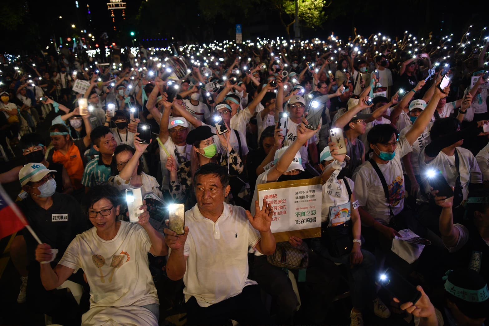 民眾黨挺柯文哲,今(8日)晚號召小草集結在立法院群賢樓外開講。