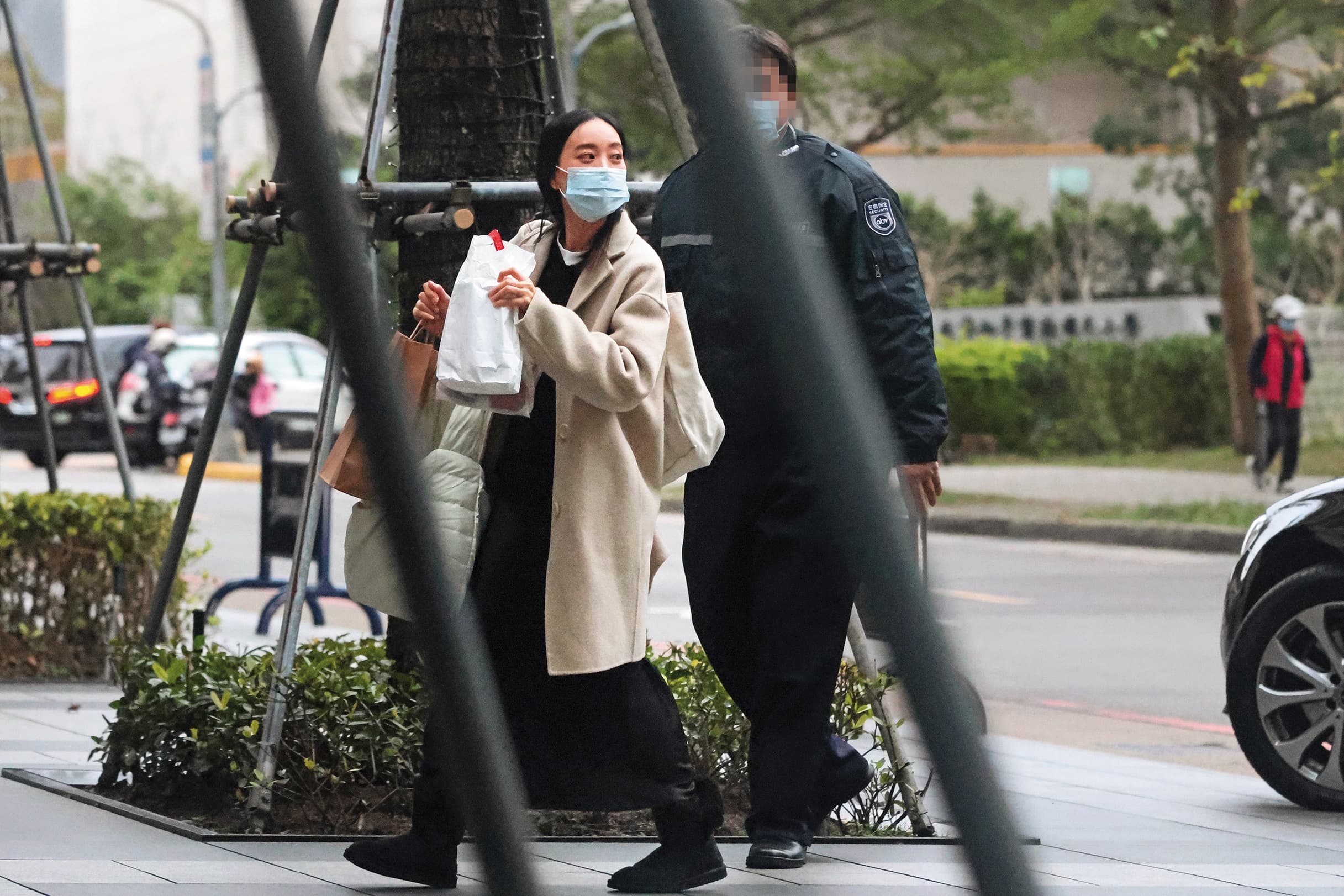 1／16，15：49，劉容嘉由司機接送，送她返回敦化南路市價逾新台幣二億元的豪宅。