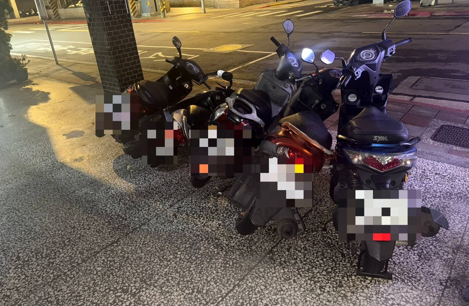 南港男心情不好推倒路邊機車。(警方提供)