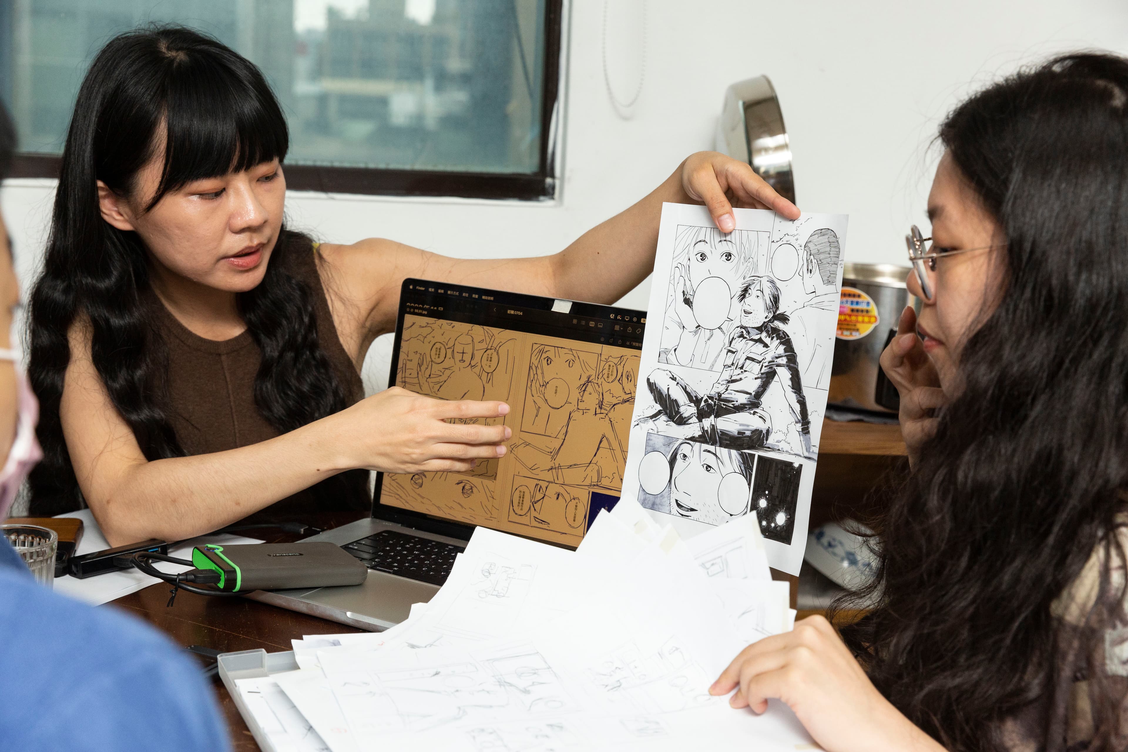 何安妘(左)與漫畫家Ning Lu(右)共同創作〈酒是作品-吉野一號〉。