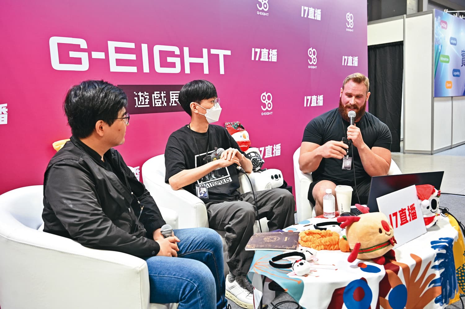 G-EIGHT現場設有直播間,邀請參展的獨立遊戲製作人遊玩新作、分享開發祕辛。(巨罷娛樂提供)