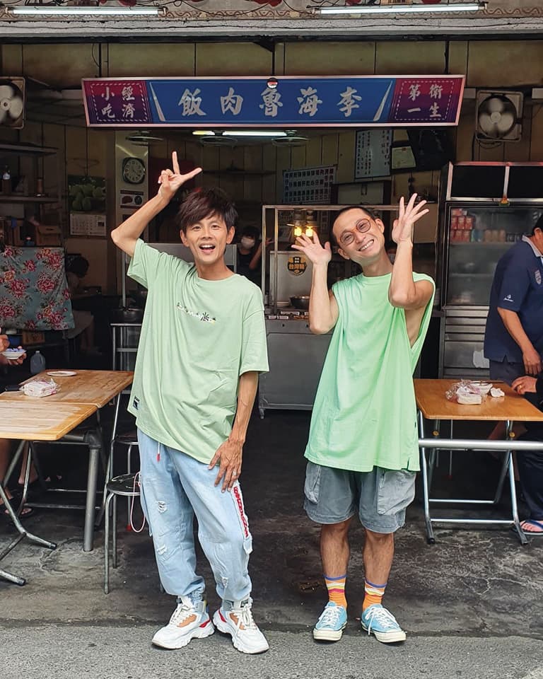 阿翔(左)、浩子(右)昔日搭檔主持《食尚玩家》大受好評,卻因時段調整出走,再開新節目《鬧著玩》。(翻攝自浩角翔起笑一個 官方粉絲專頁臉書)